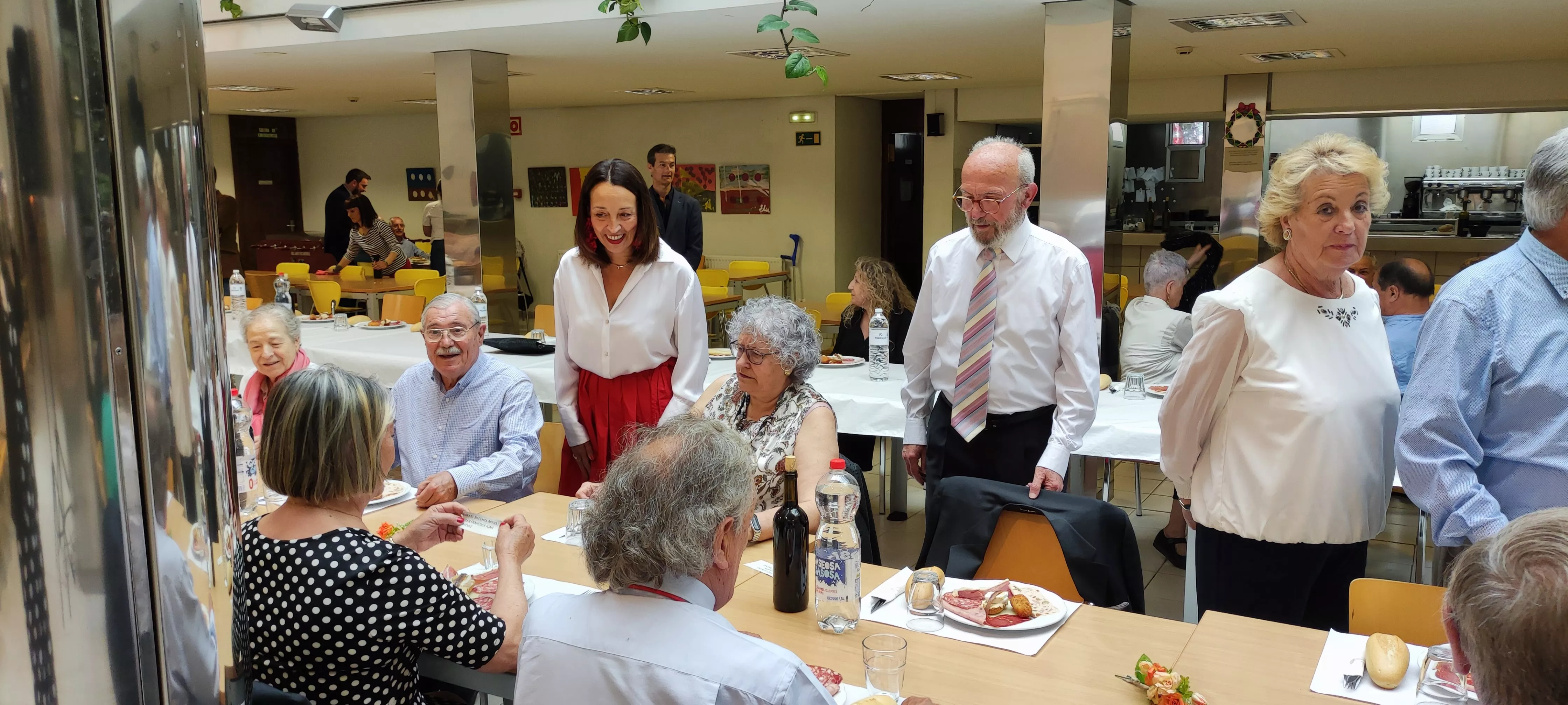 Homenaje a 19 matrimonios de Huesca por sus bodas de oro.