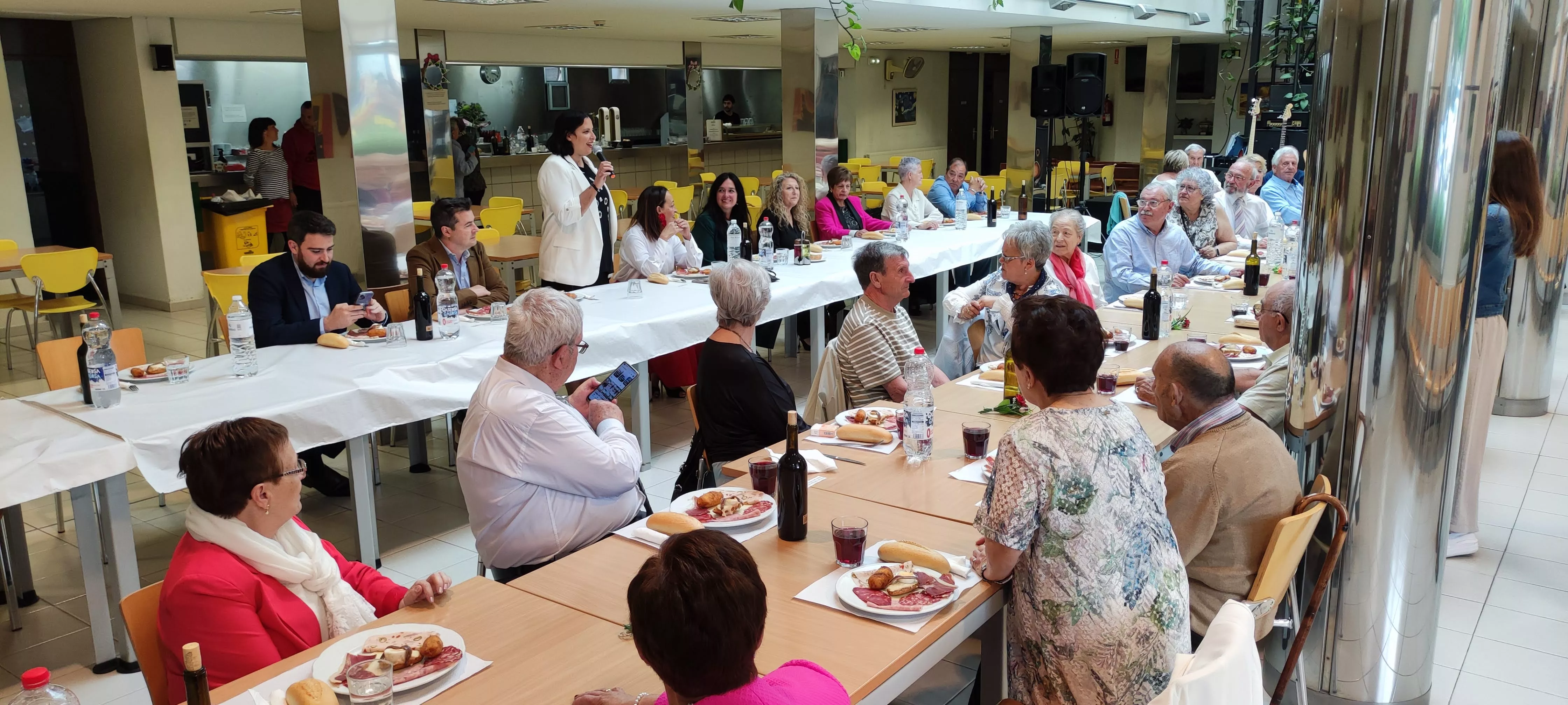 Homenaje a 19 matrimonios de Huesca por sus bodas de oro.