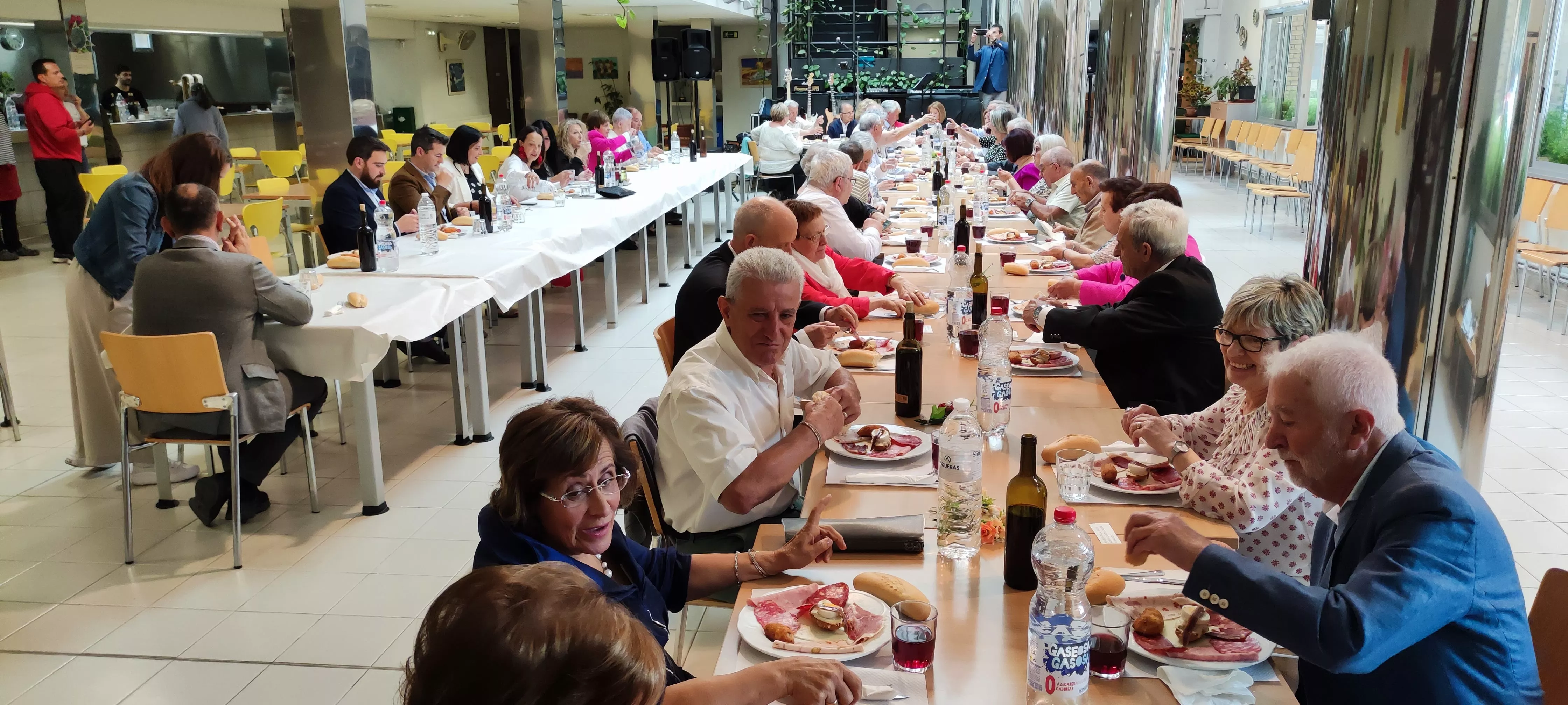 Homenaje a 19 matrimonios de Huesca por sus bodas de oro.