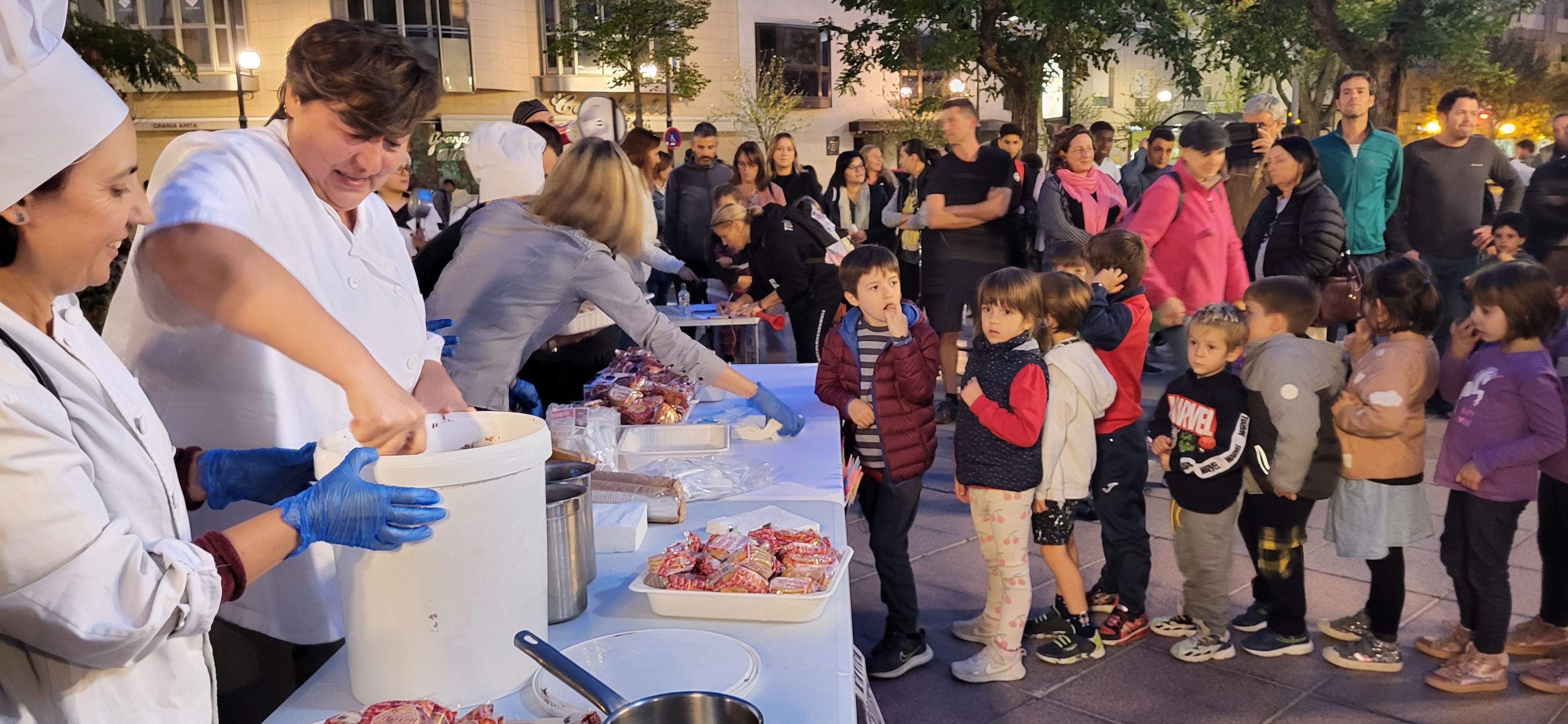 Chocolatada reivindicativa de los cocineros de comedores escolares en la plaza de Navarra de Huesca Chocolatada reivindicativa de los cocineros de comedores escolares en la plaza de Navarra de Huesca