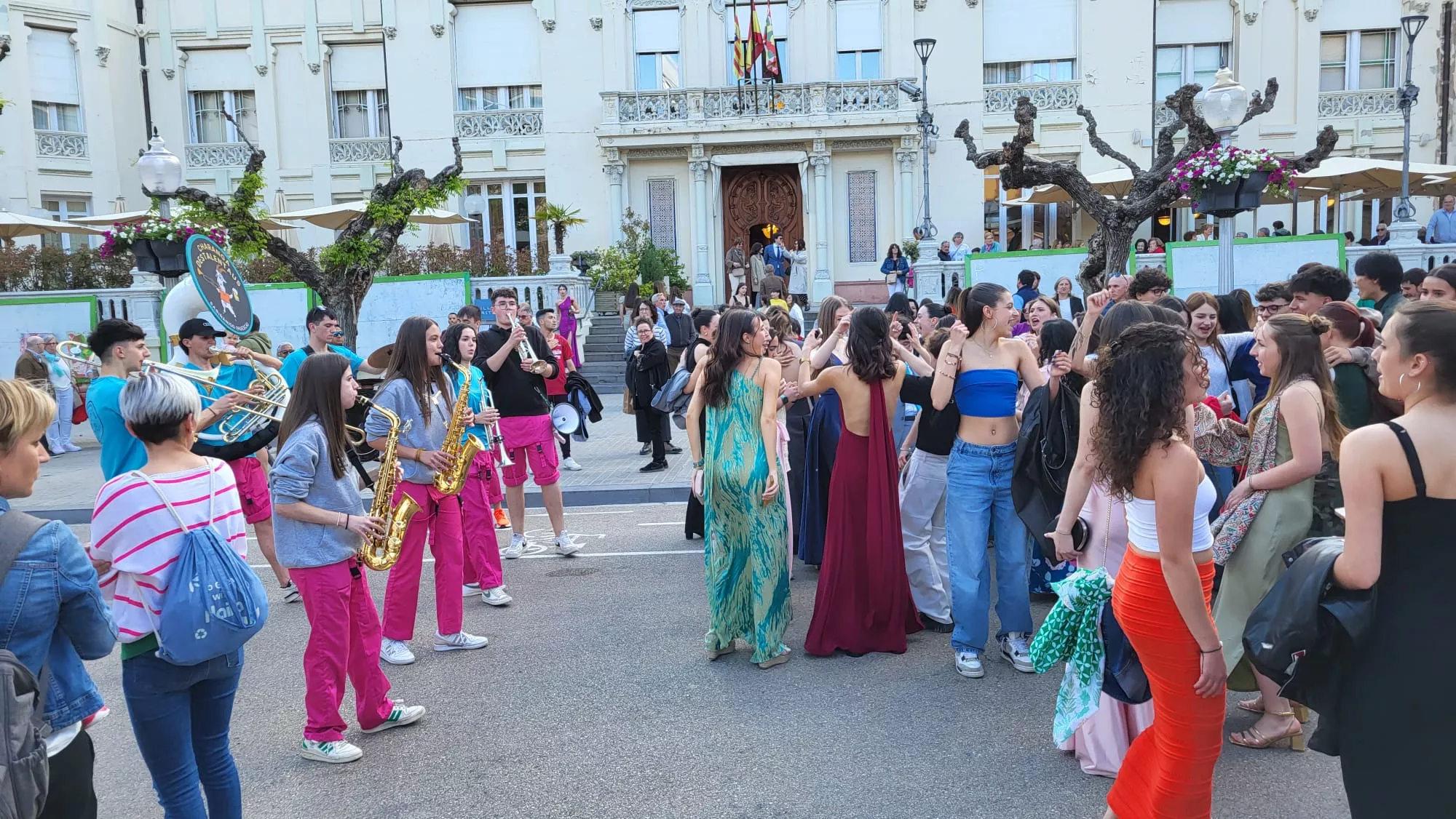 Fiesta de graduación de 200 estudiantes de tres institutos de Huesca