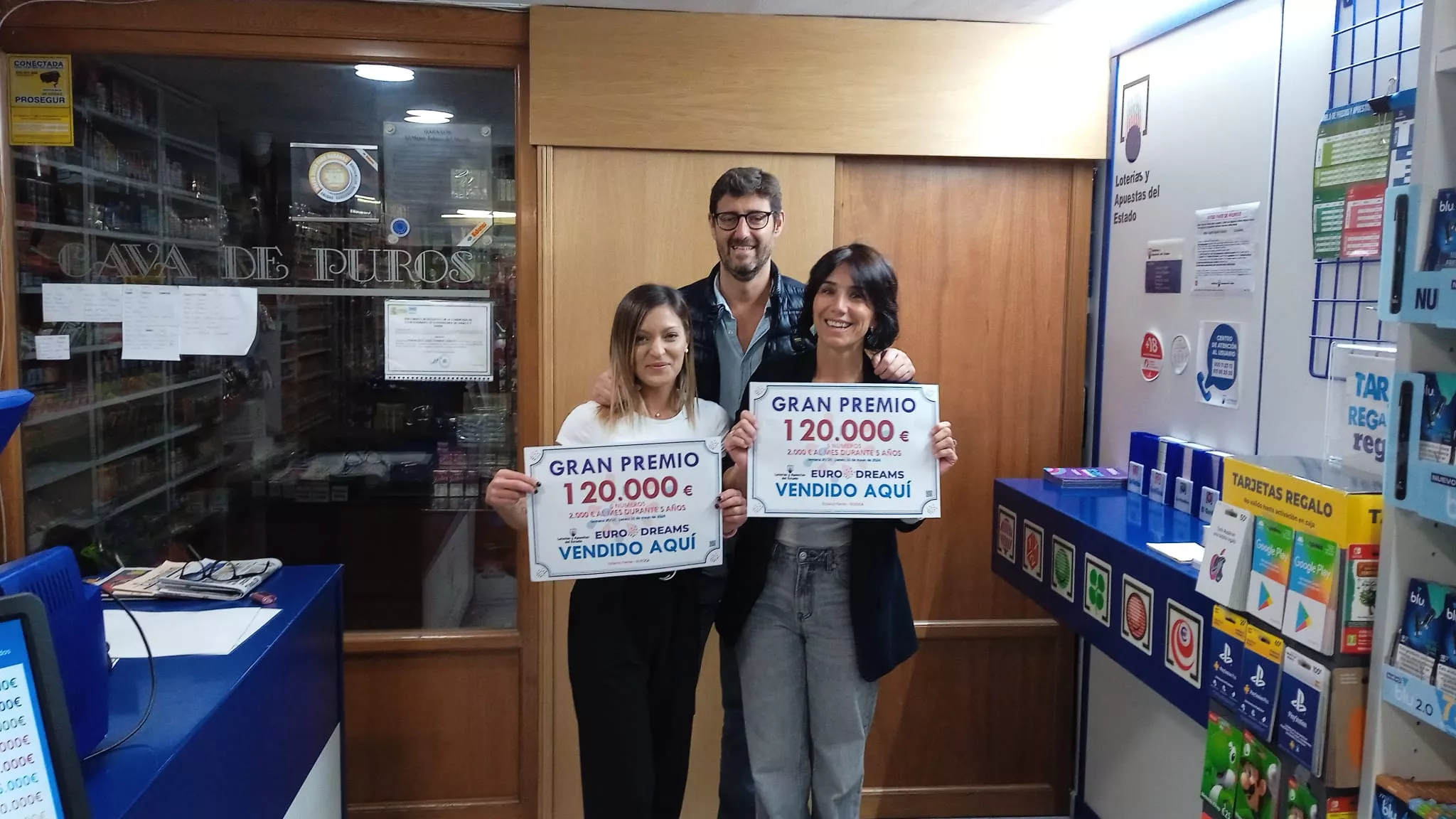 Alegría en el despacho de Francisco Ferrer en la calle Cabestany donde ha tocado el Eurodreams.