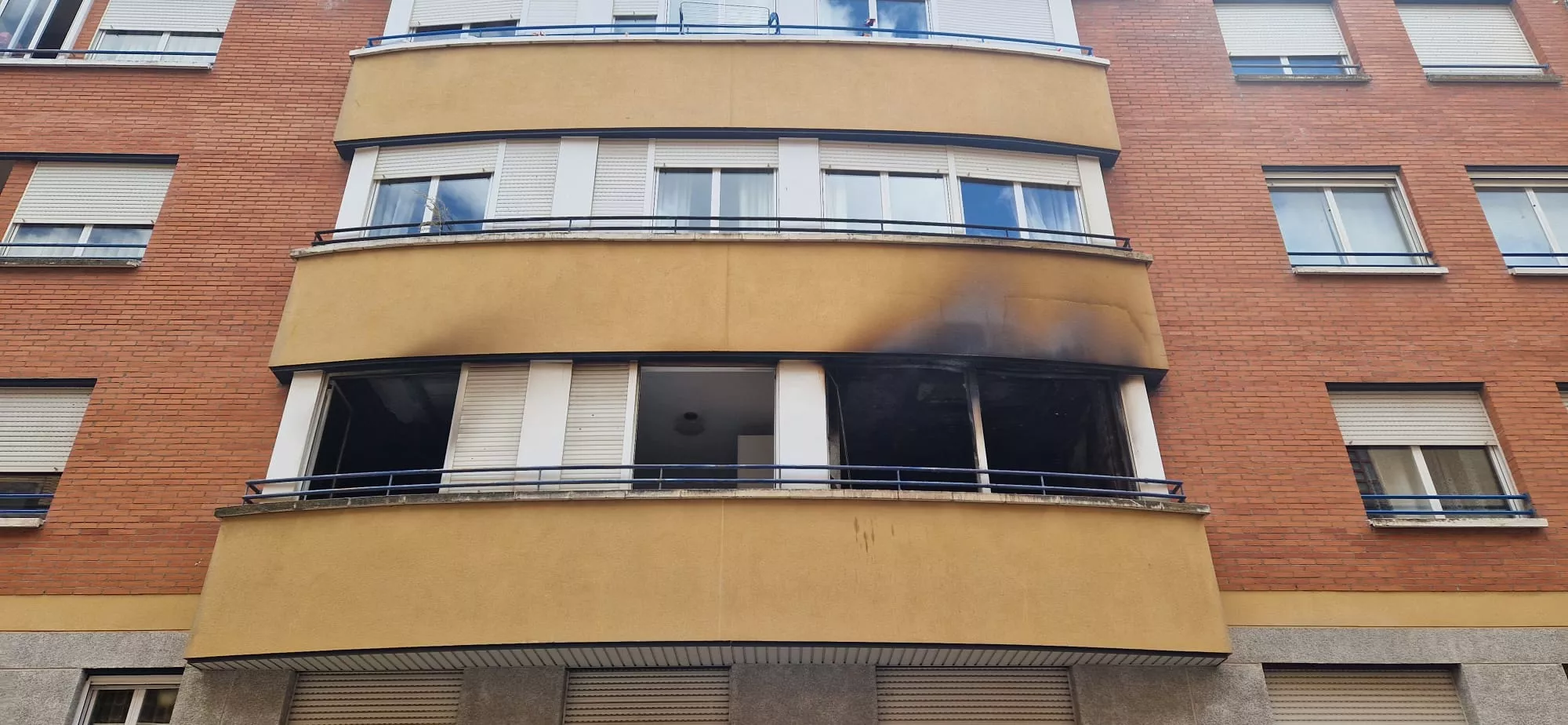 El incendio se ha iniciado en el comedor de la vivienda. Foto Myriam Martínez El incendio se ha iniciado en el comedor de la vivienda. Foto Myriam Martínez
