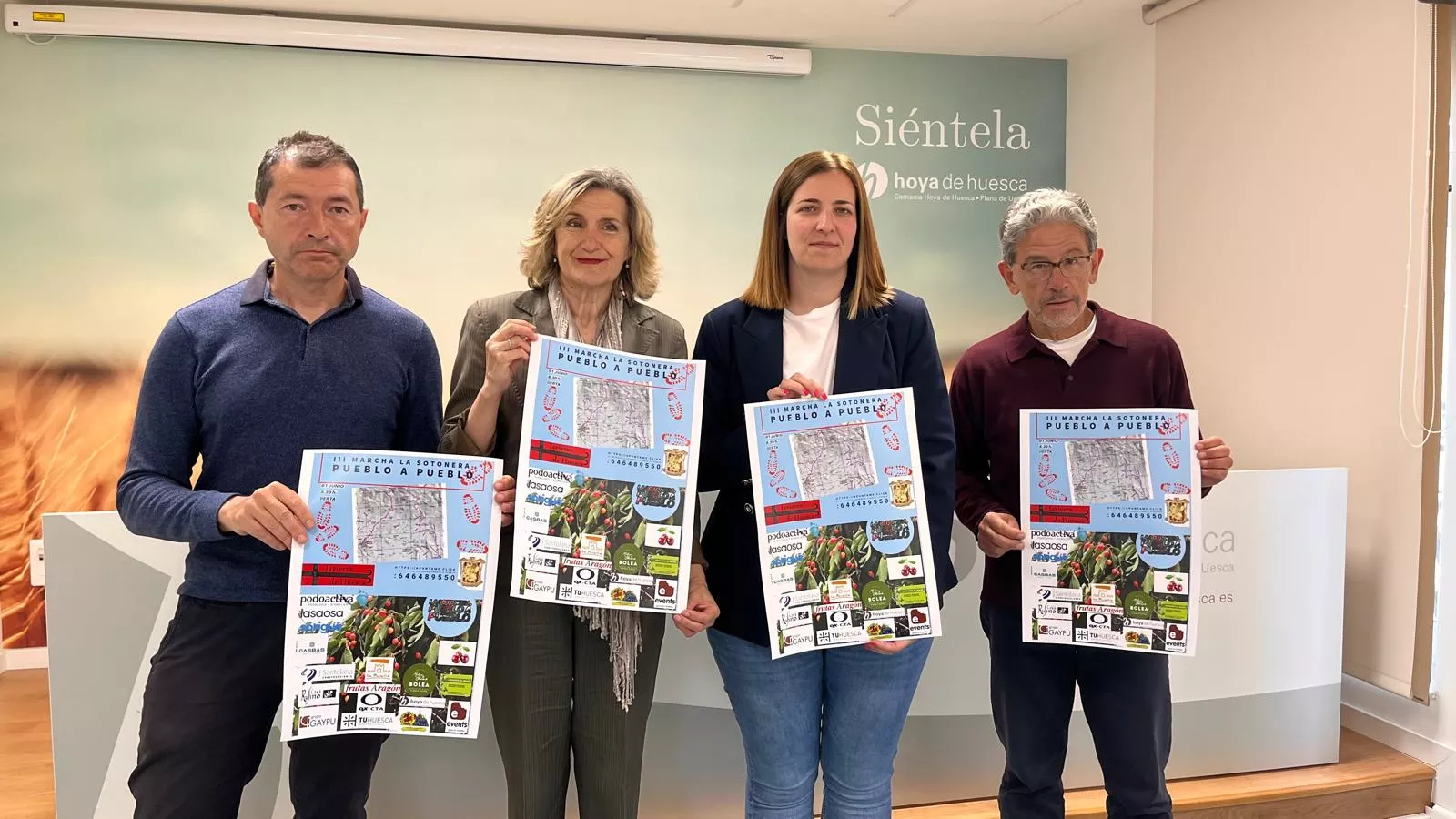Javier Cruchaga, Maribel Bailo, Mónica Soler y Antonio Rico en la presentación de la marcha senderista La Sotonera pueblo a pueblo. Foto Mercedes Manterola