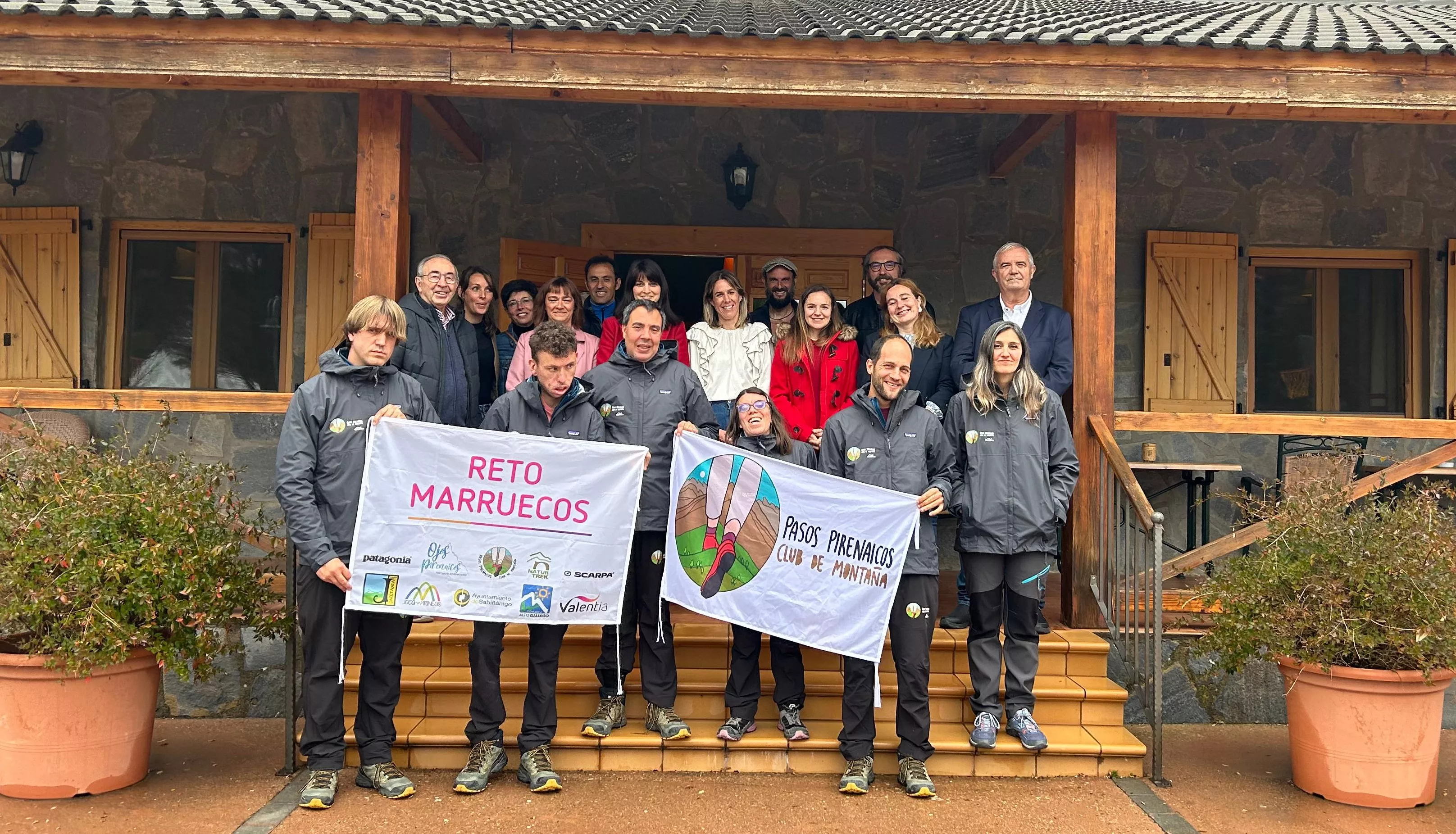 En primera fila, los seis montañeros del centro de Valentia en Martillué que afrontan el Reto Marruecos.