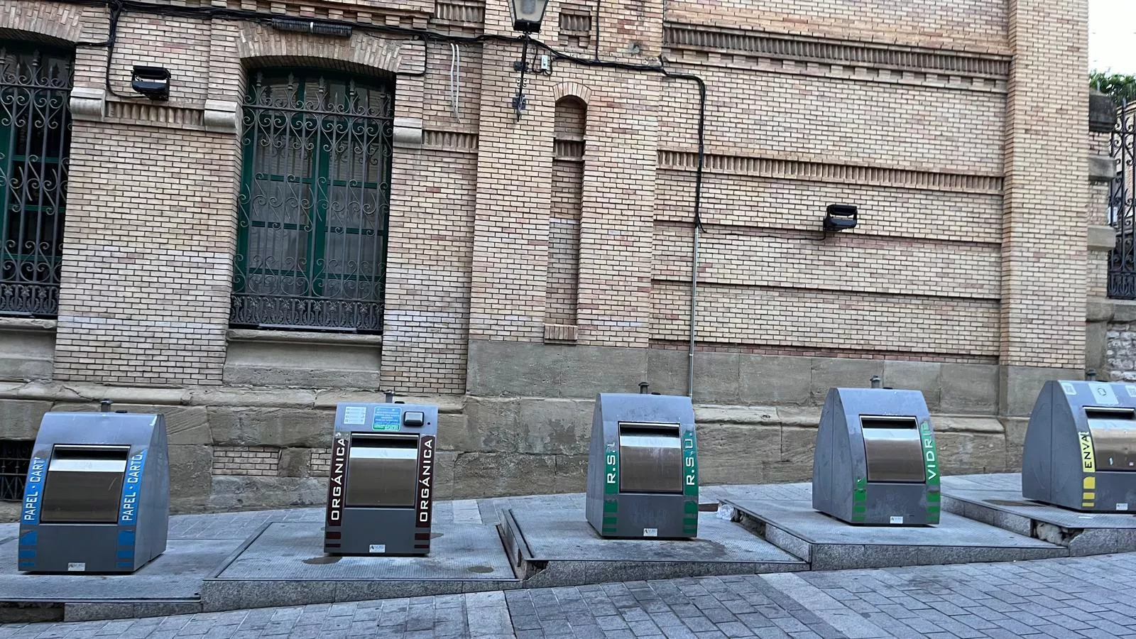 Imagen de contenedores en la ciudad de Huesca.