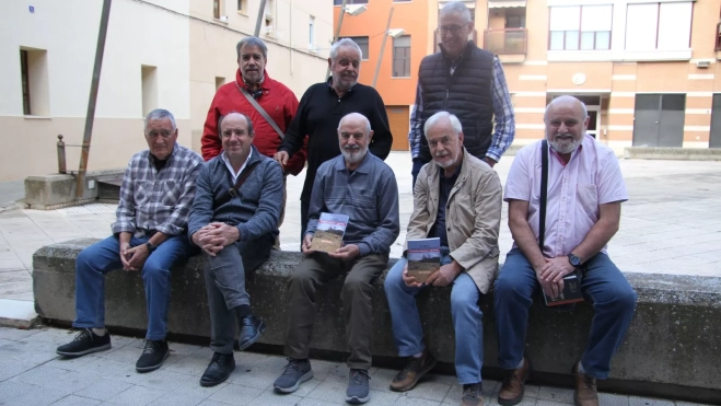 Foto de familia tomada tras la conferencia de Tundidor. Foto Carlos Neofato Foto de familia tomada tras la conferencia de Tundidor. Foto Carlos Neofato