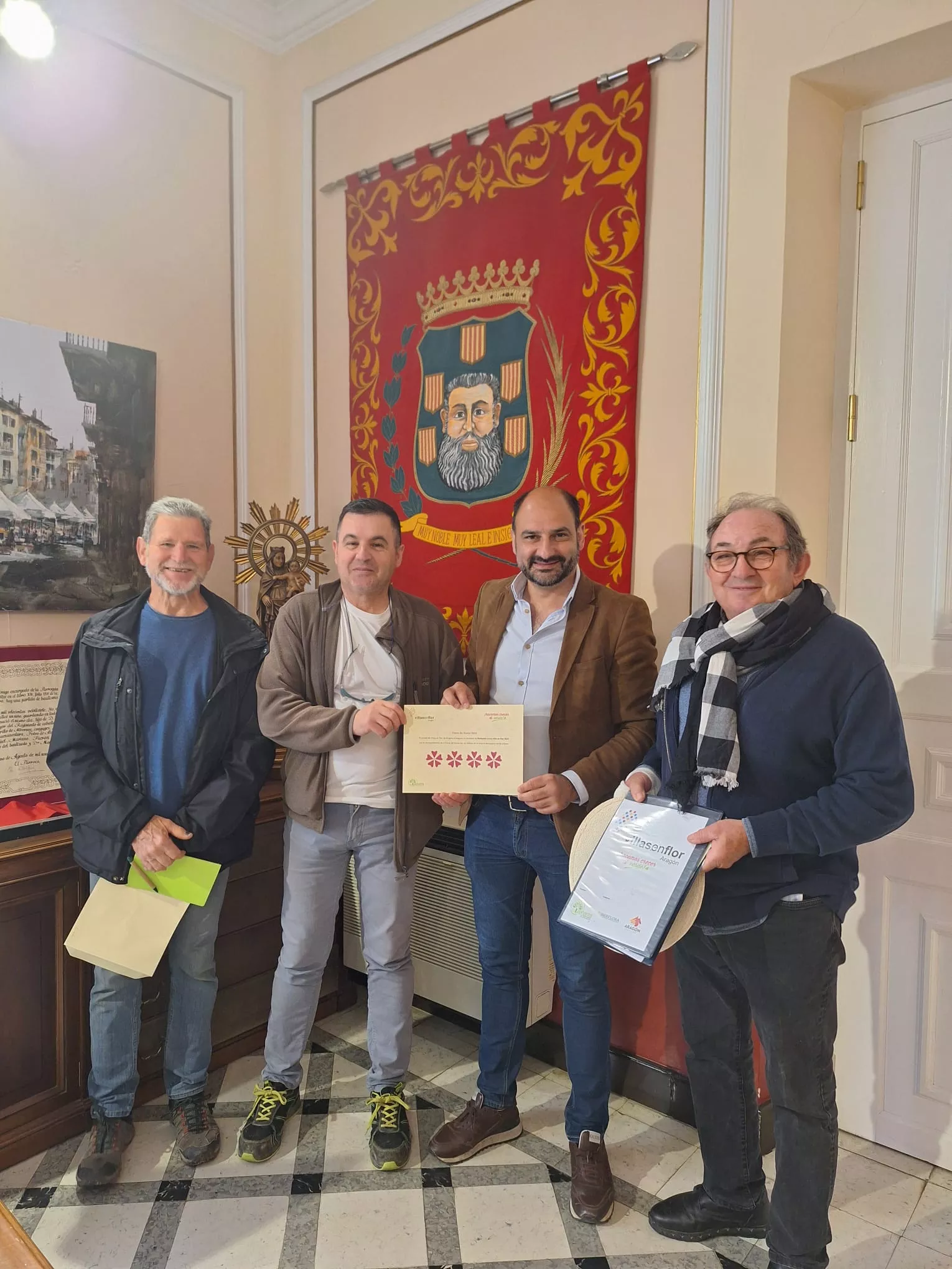 El alcalde, Fernando Torres, con los representantes de Villas en Flor