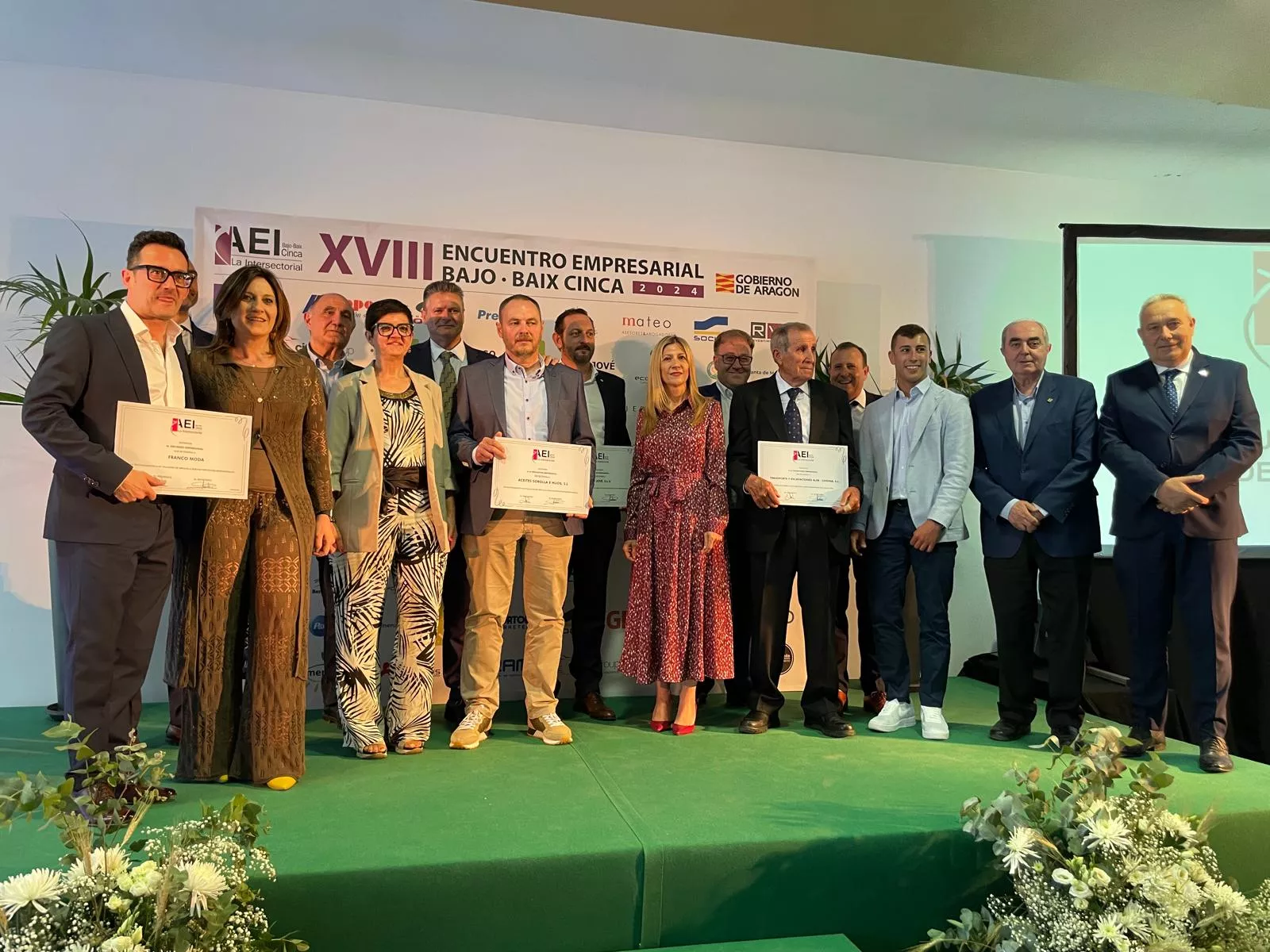 Foto de familia de autoridades y premiados en el Encuentro Empresarial de la AEI Bajo Cinca