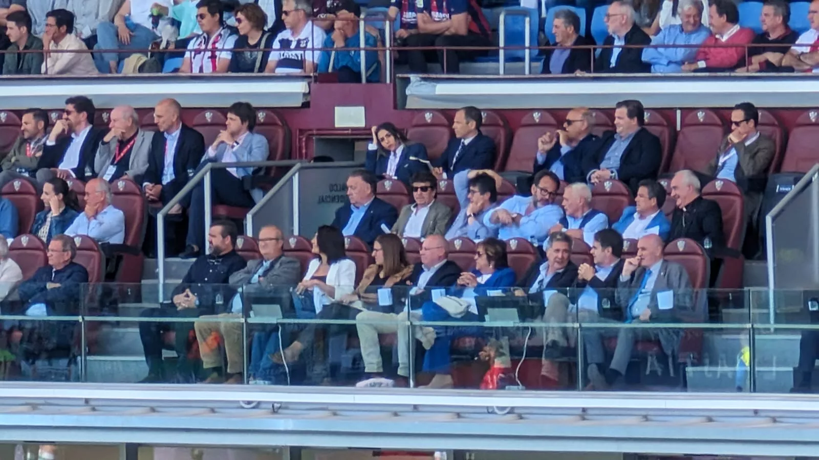 El palco de El Alcoraz con Agustín Lasaosa.