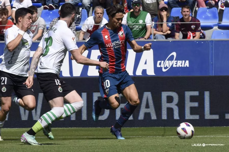 Kento Hashimoto, de los más aseados del Huesca ante el Racing de Santander