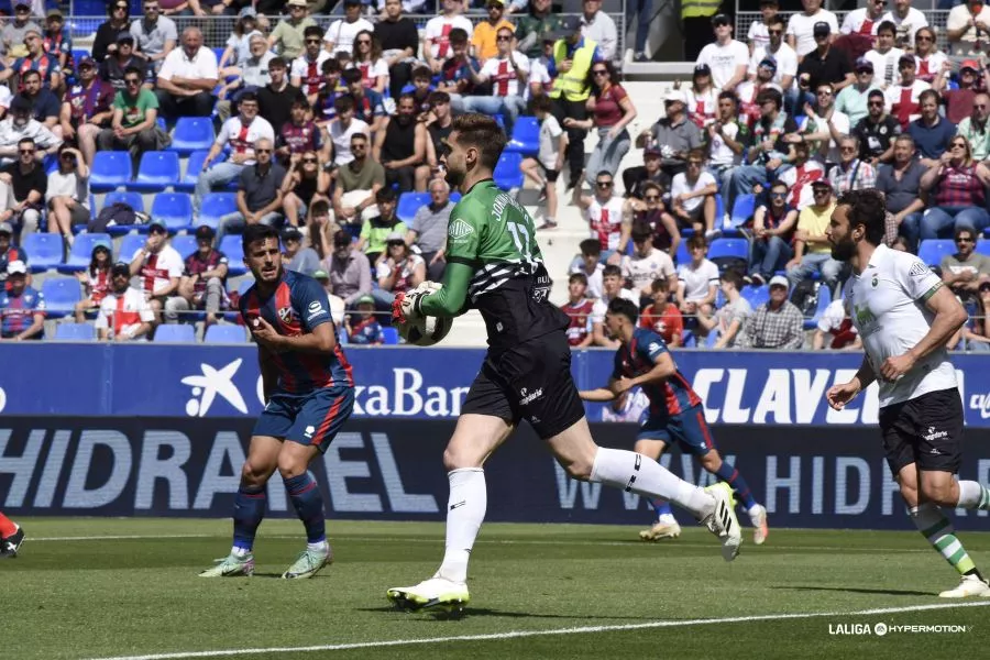 Elady ante Ezkieta. Los jugadores del Huesca han estado poco lúcidos. Foto Laliga