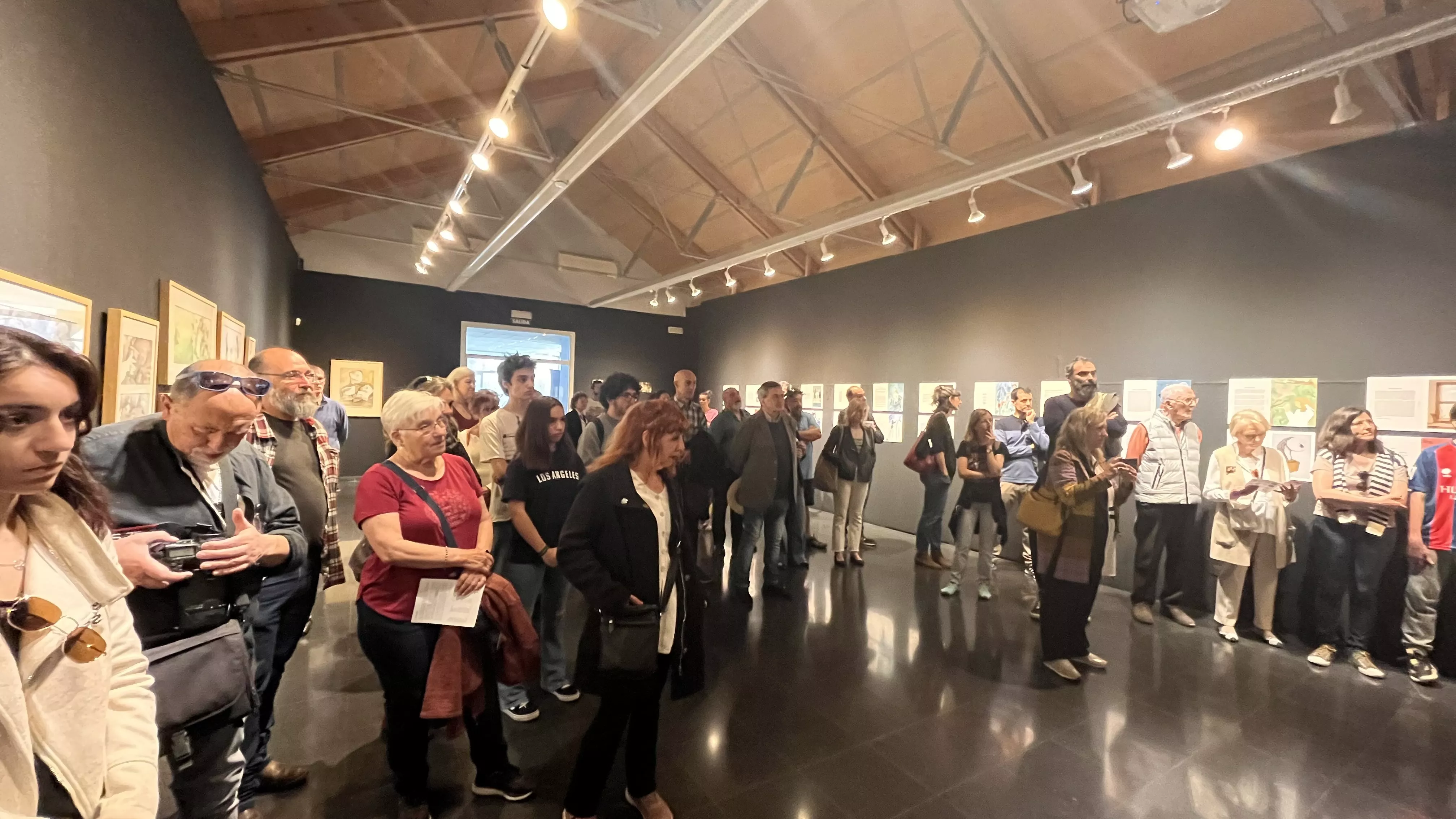  Inauguración de la exposición 'A lápiz y con sombrero' en homenaje a Javi Hernández en Huesca. Foto Mercedes Manterola