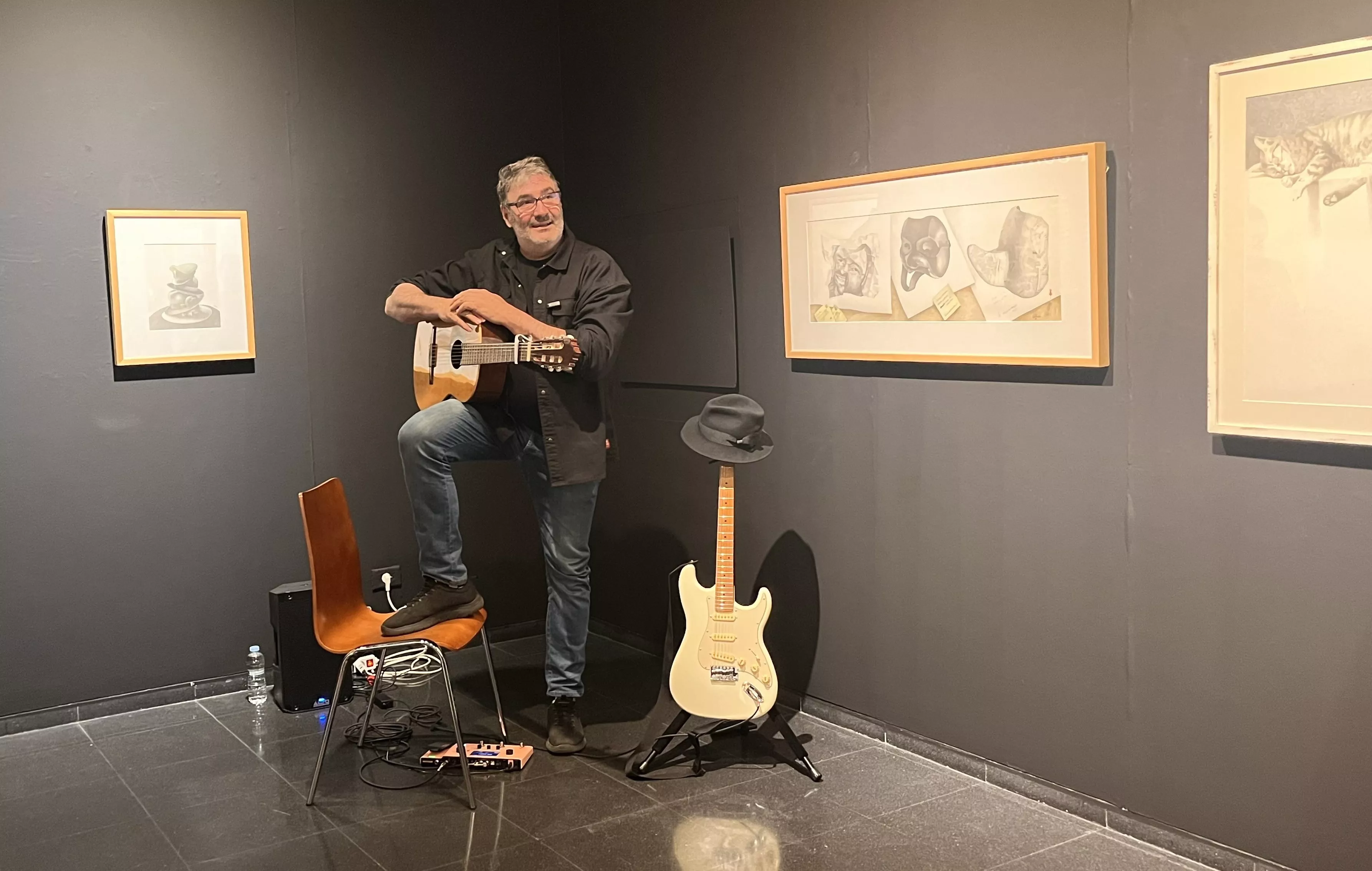  Inauguración de la exposición 'A lápiz y con sombrero' en homenaje a Javi Hernández en Huesca. Foto Mercedes Manterola