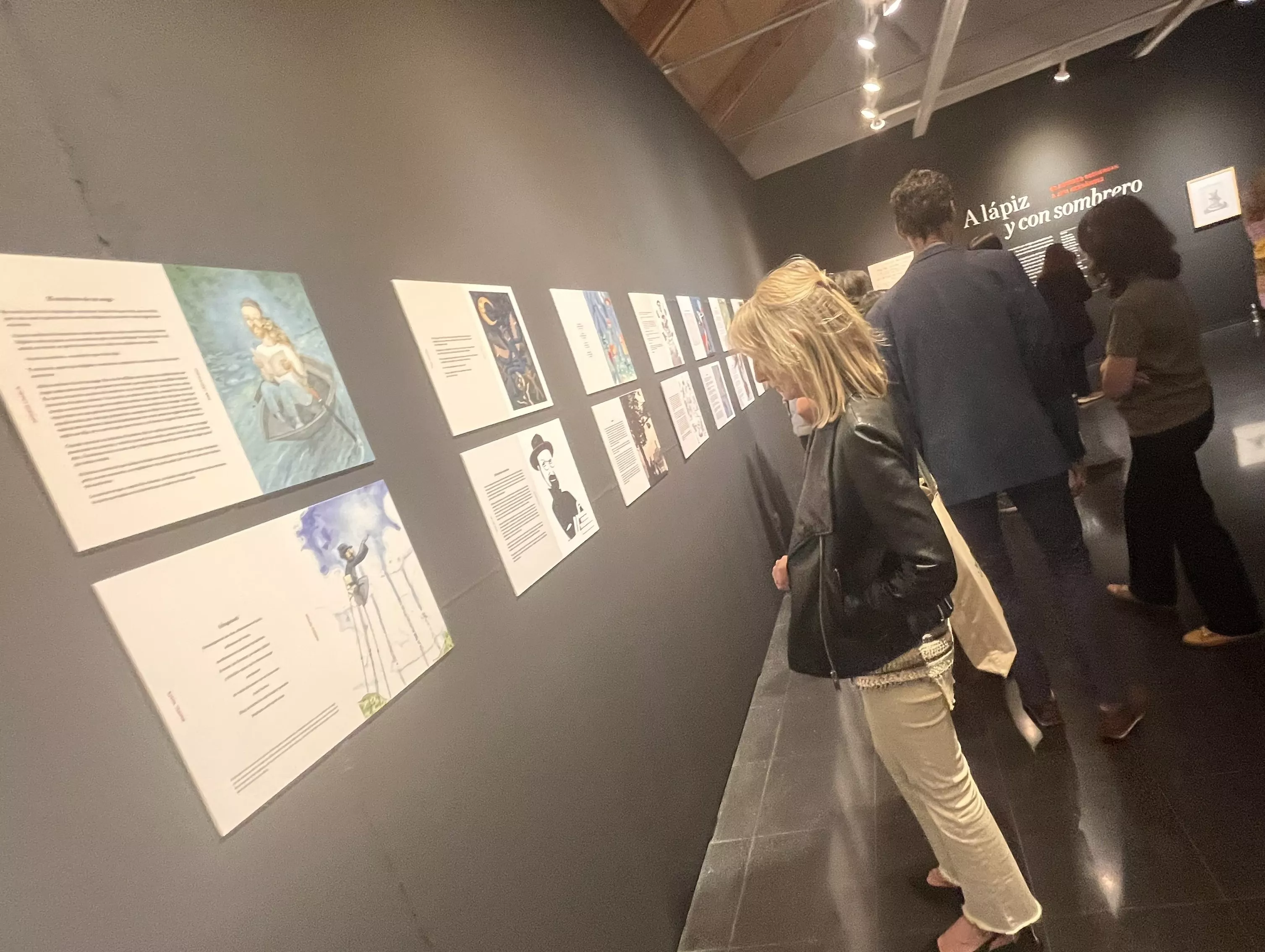  Inauguración de la exposición 'A lápiz y con sombrero' en homenaje a Javi Hernández en Huesca. Foto Mercedes Manterola