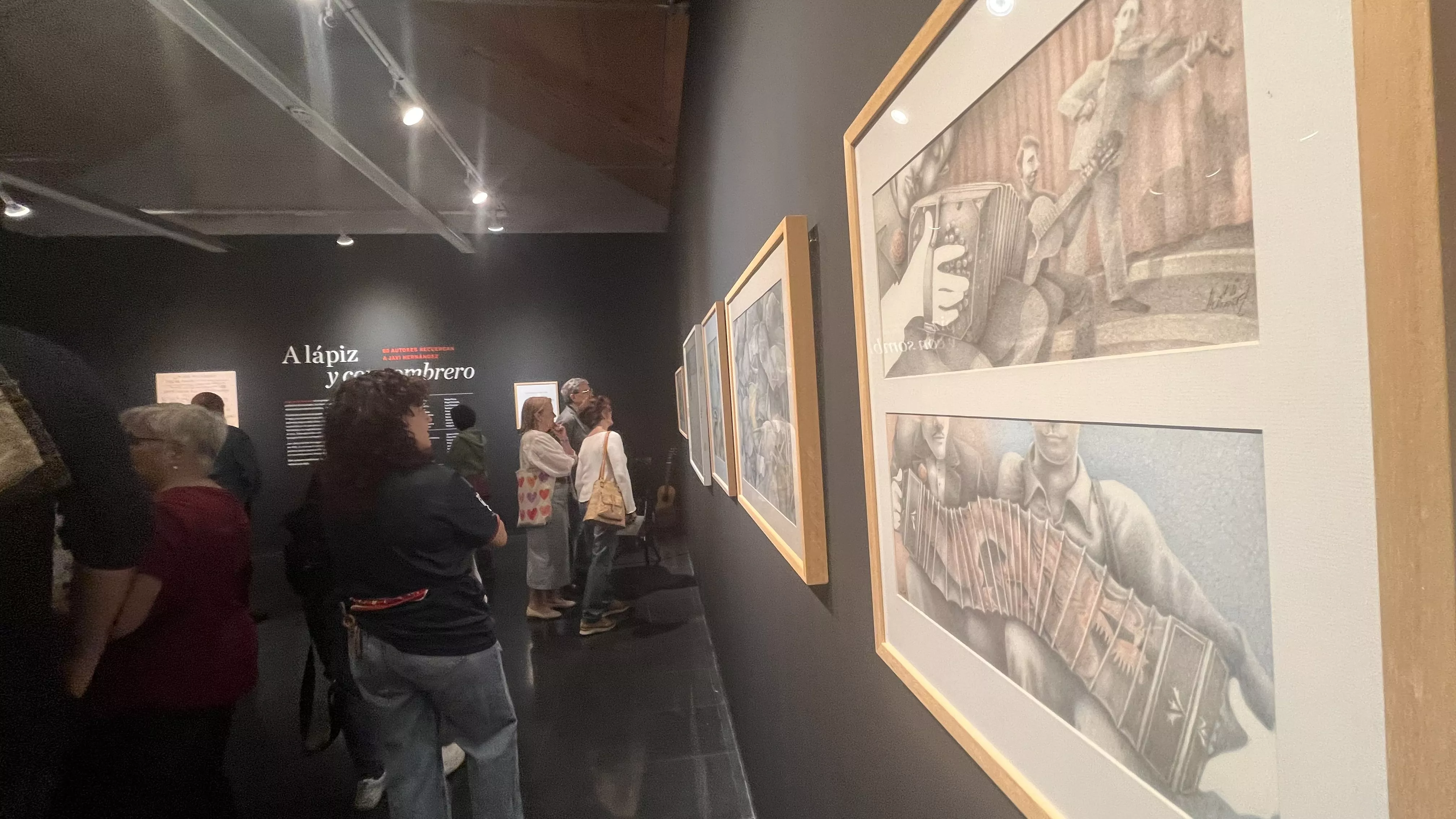  Inauguración de la exposición 'A lápiz y con sombrero' en homenaje a Javi Hernández en Huesca. Foto Mercedes Manterola