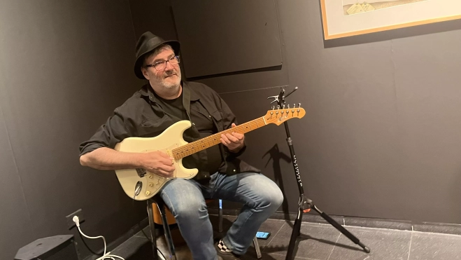 Kike Lera. Inauguración de la exposición 'A lápiz y con sombrero' en homenaje a Javi Hernández en Huesca. Foto Mercedes Manterola Kike Lera. Inauguración de la exposición 'A lápiz y con sombrero' en homenaje a Javi Hernández en Huesca. Foto Mercedes Manterola