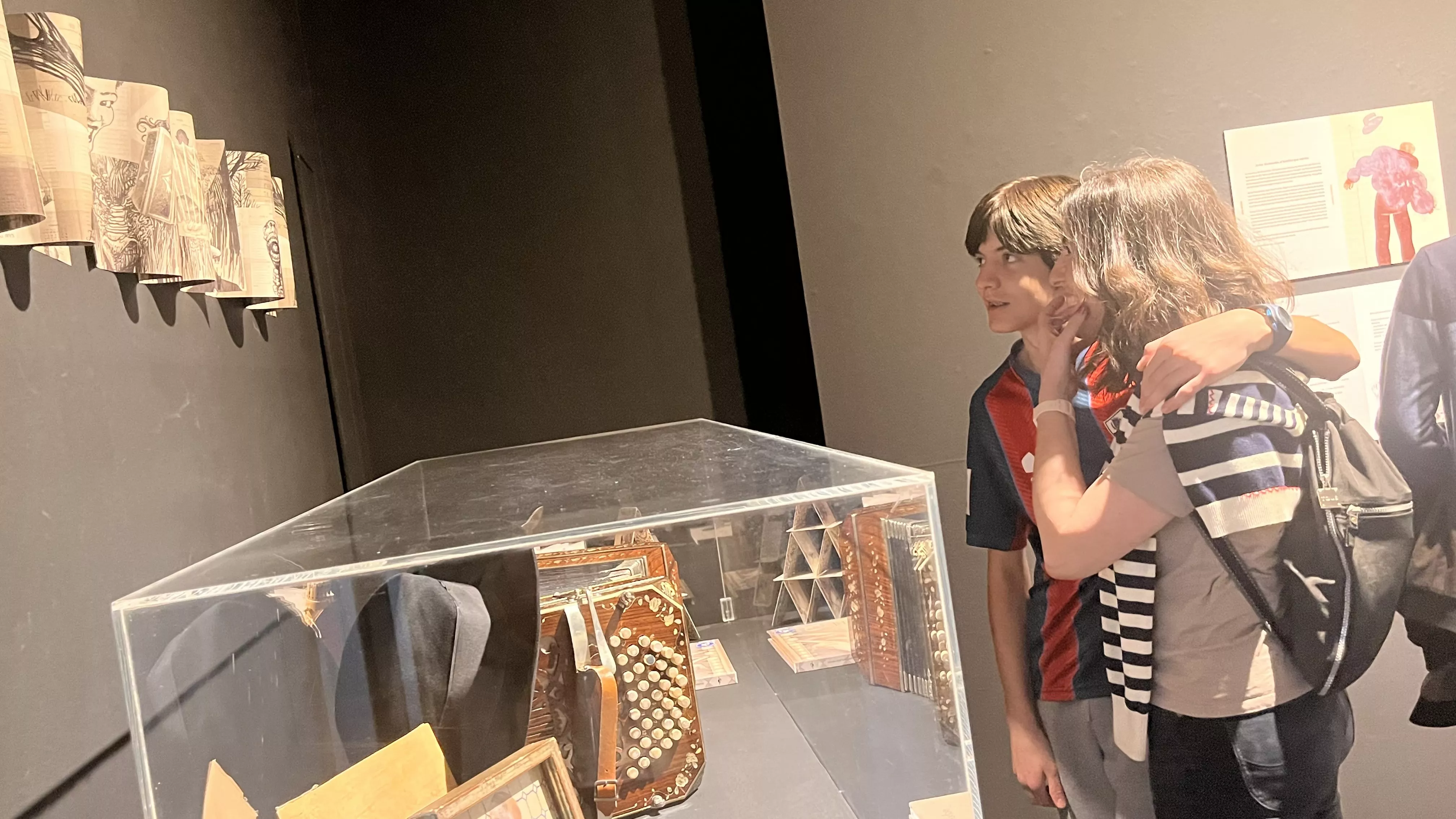  Inauguración de la exposición 'A lápiz y con sombrero' en homenaje a Javi Hernández en Huesca. Foto Mercedes Manterola