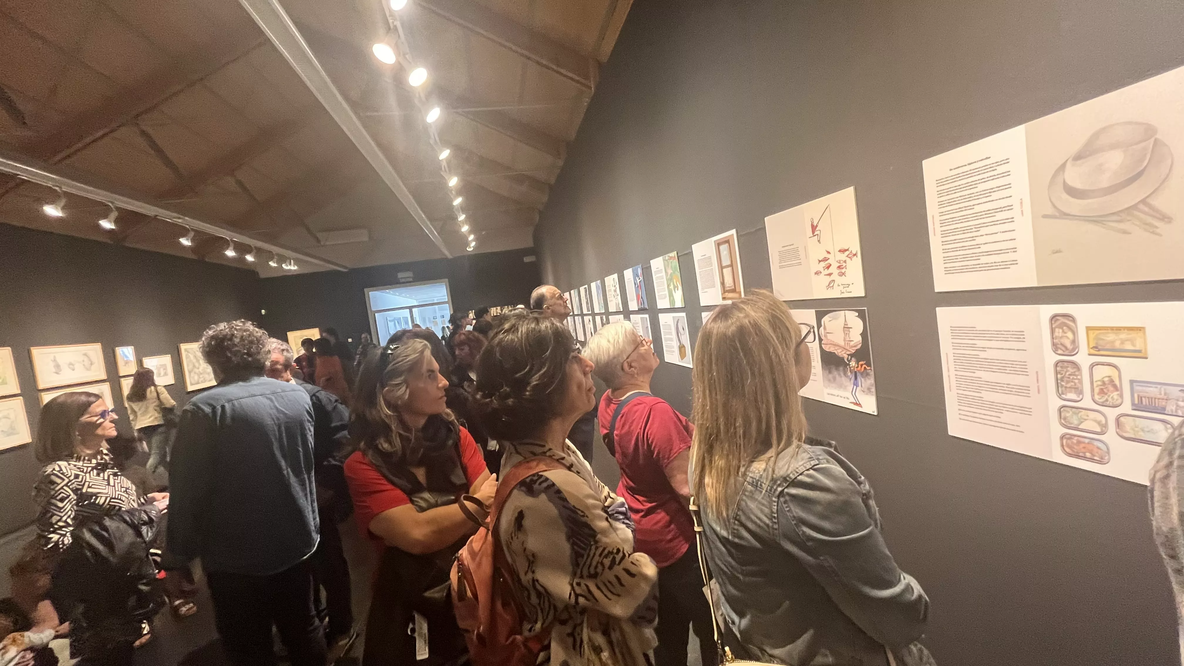  Inauguración de la exposición 'A lápiz y con sombrero' en homenaje a Javi Hernández en Huesca. Foto Mercedes Manterola