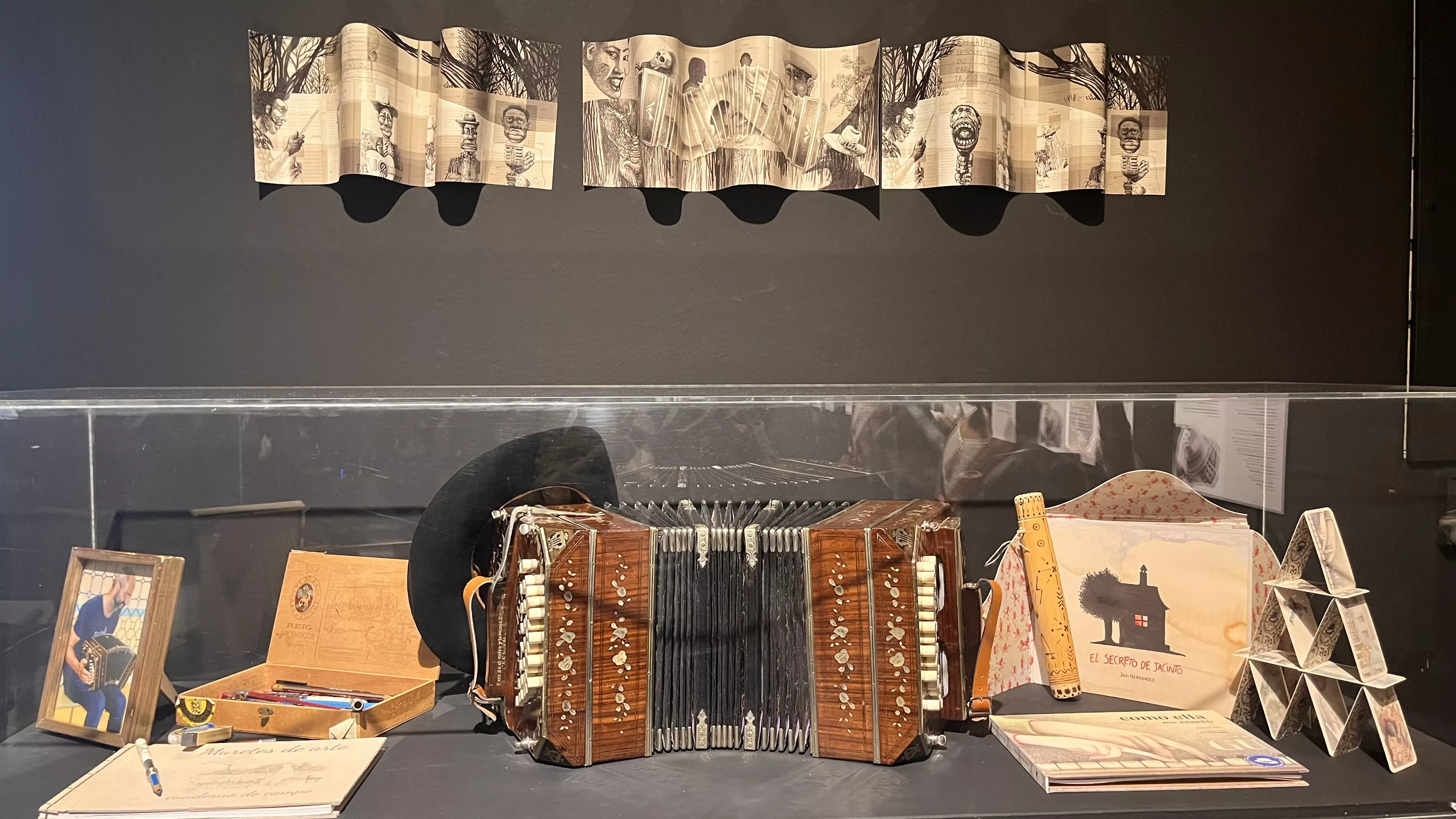  Inauguración de la exposición 'A lápiz y con sombrero' en homenaje a Javi Hernández en Huesca. Foto Mercedes Manterola