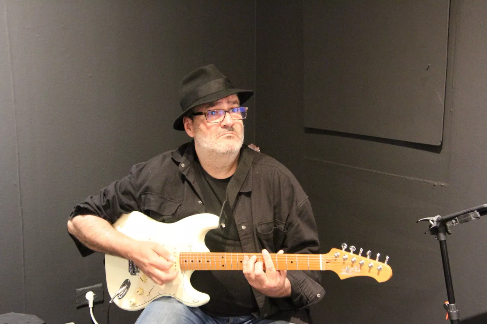  Inauguración de la exposición 'A lápiz y con sombrero' en homenaje a Javi Hernández en Huesca. Foto Carlos Neofato