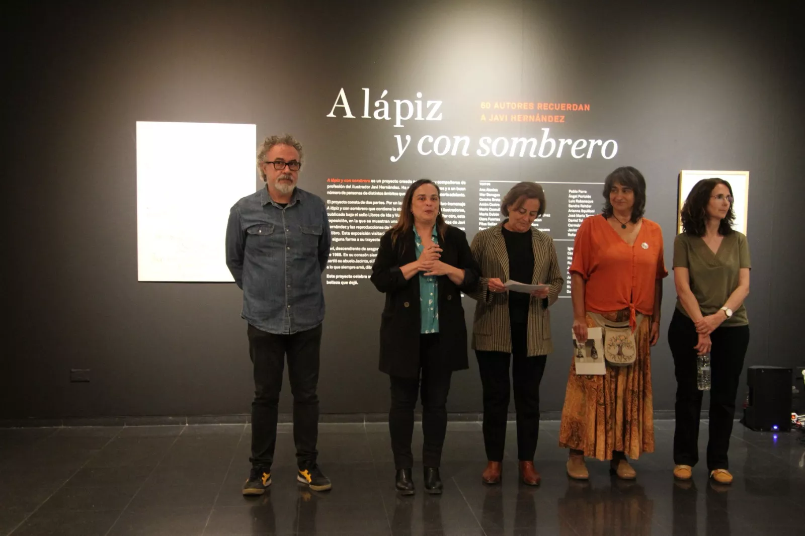  Inauguración de la exposición 'A lápiz y con sombrero' en homenaje a Javi Hernández en Huesca. Foto Carlos Neofato