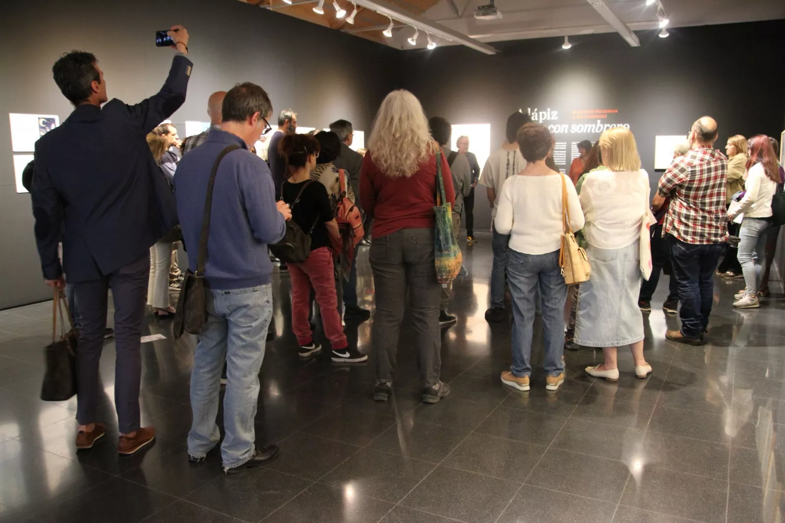  Inauguración de la exposición 'A lápiz y con sombrero' en homenaje a Javi Hernández en Huesca. Foto Carlos Neofato
