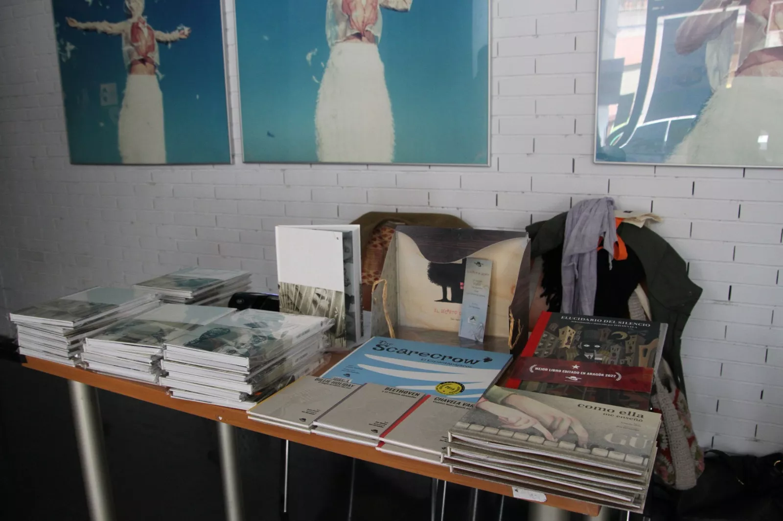  Inauguración de la exposición 'A lápiz y con sombrero' en homenaje a Javi Hernández en Huesca. Foto Carlos Neofato