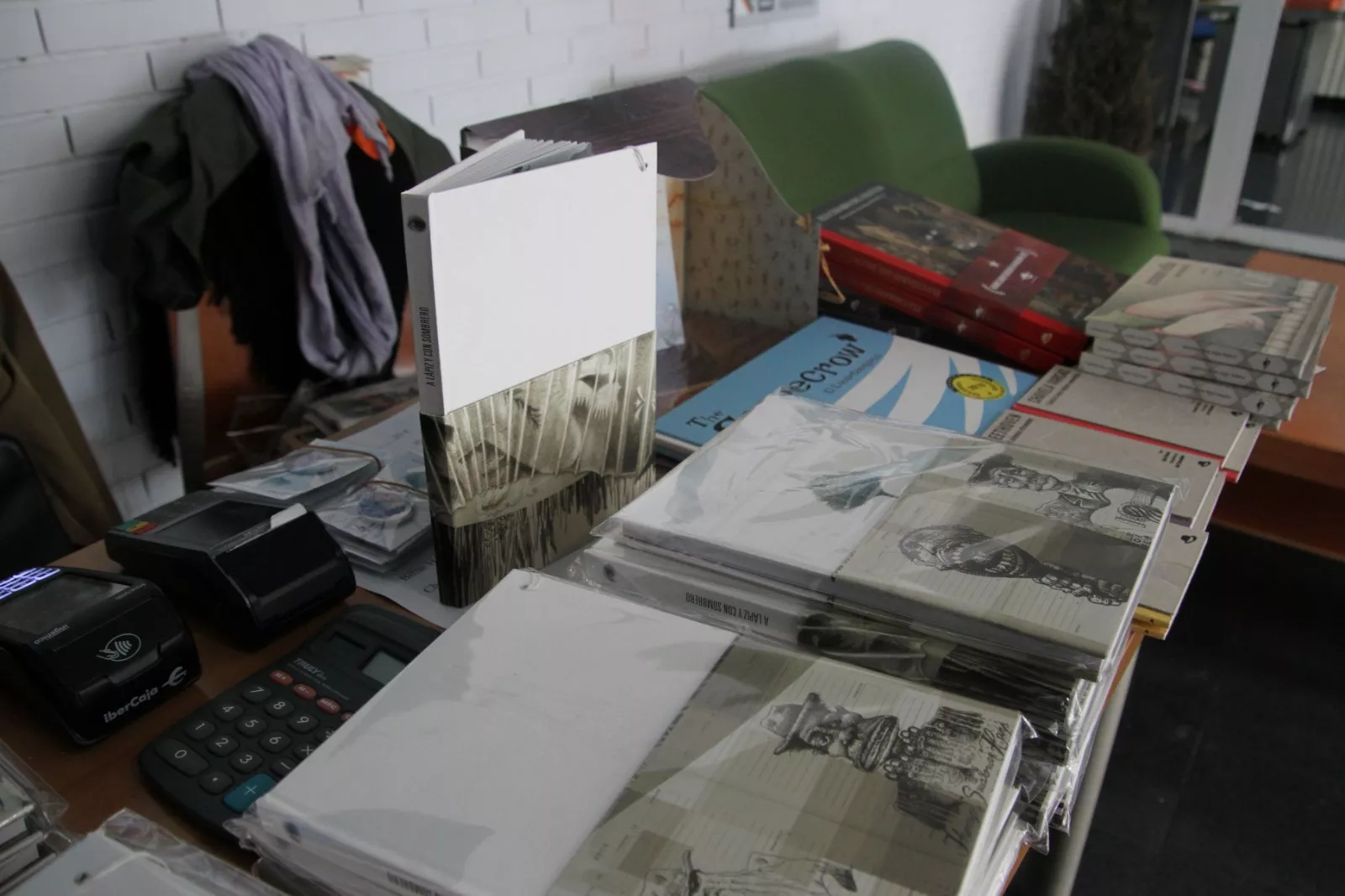  Inauguración de la exposición 'A lápiz y con sombrero' en homenaje a Javi Hernández en Huesca. Foto Carlos Neofato