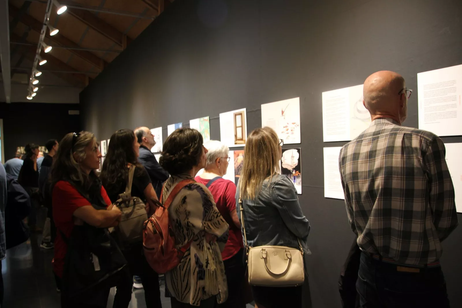  Inauguración de la exposición 'A lápiz y con sombrero' en homenaje a Javi Hernández en Huesca. Foto Carlos Neofato