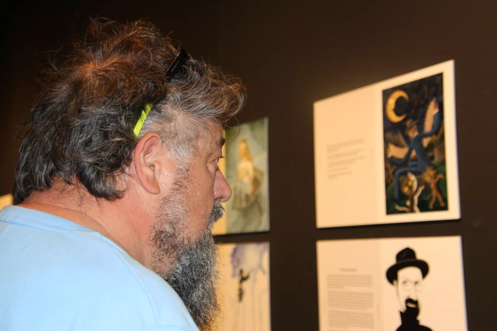  Inauguración de la exposición 'A lápiz y con sombrero' en homenaje a Javi Hernández en Huesca. Foto Carlos Neofato