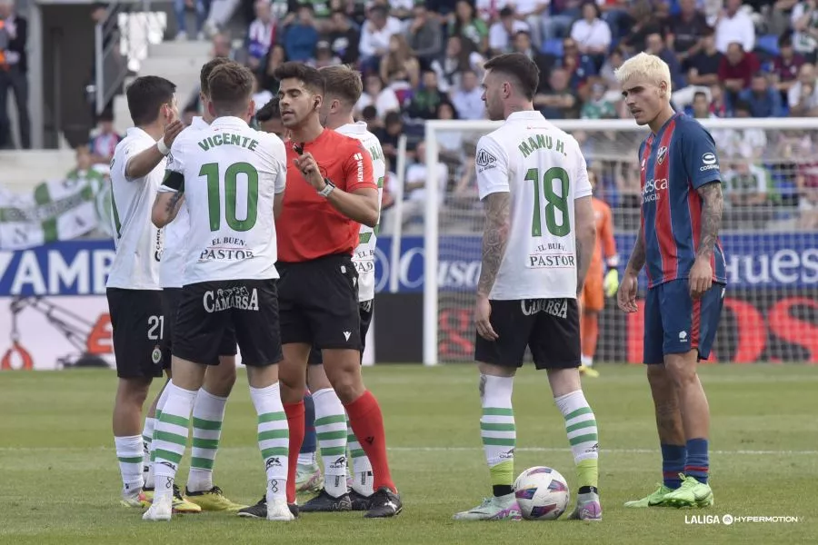 González Díaz, árbitro del Huesca Racing de Santander