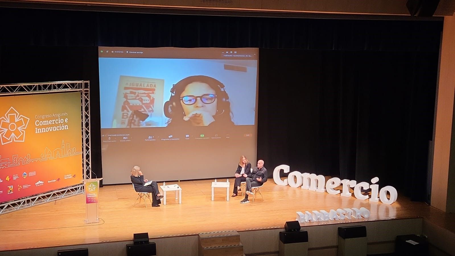 María Callis, Eli Río, Joaquín Cabós y, en pantalla, Marina Iglesies.