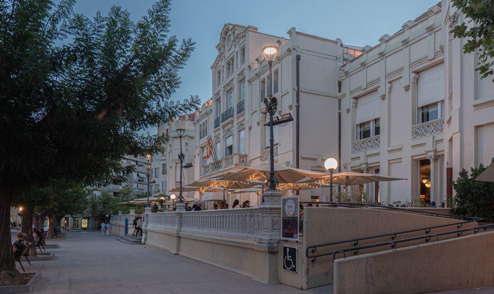 El carril bici pasará frente al Casino de Huesca. Foto: José Antonio Terrón