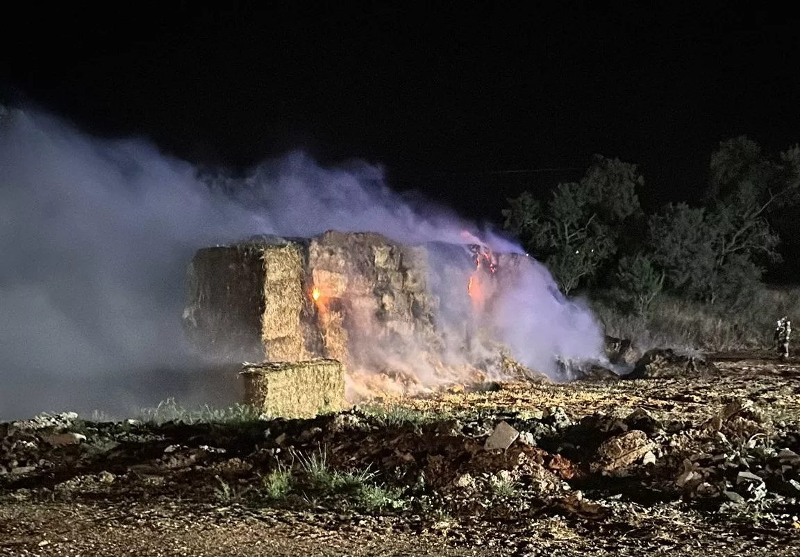 Susto en Peralta de Alcofea por un incendio en una pajera junto a una granja de terneros.