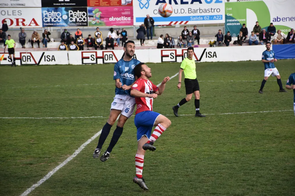 Imagen del último derbi entre el Barbastro y el Monzón en Tercera RFEF en El Municipal barbastrense. Foto: El Cruzado Aragonés