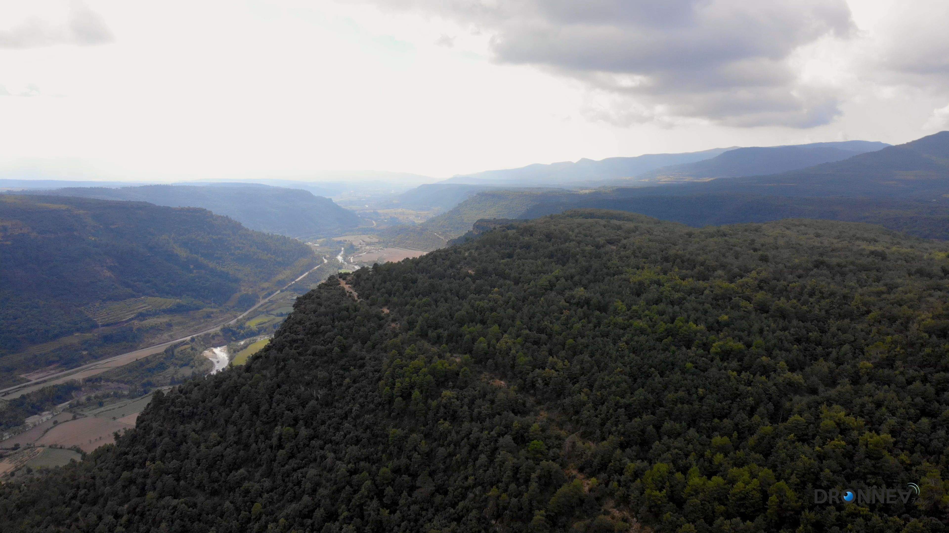 La vida es cuestión de perspectivas. Desde arriba nos creemos invencibles. Pero el precipicio nos pone los pies en el suelo.
