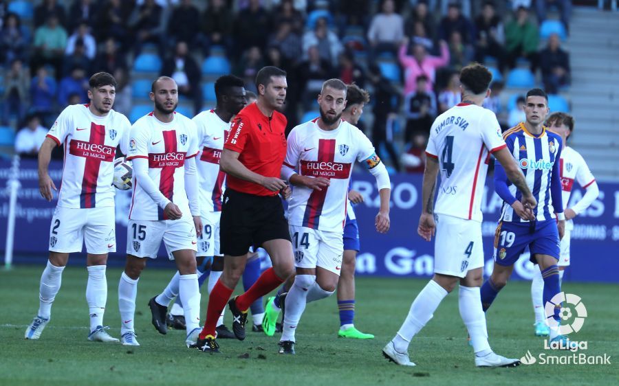 Los jugadores del Huesca protestan el penalti a Trujillo Suárez Los jugadores del Huesca protestan el penalti a Trujillo Suárez