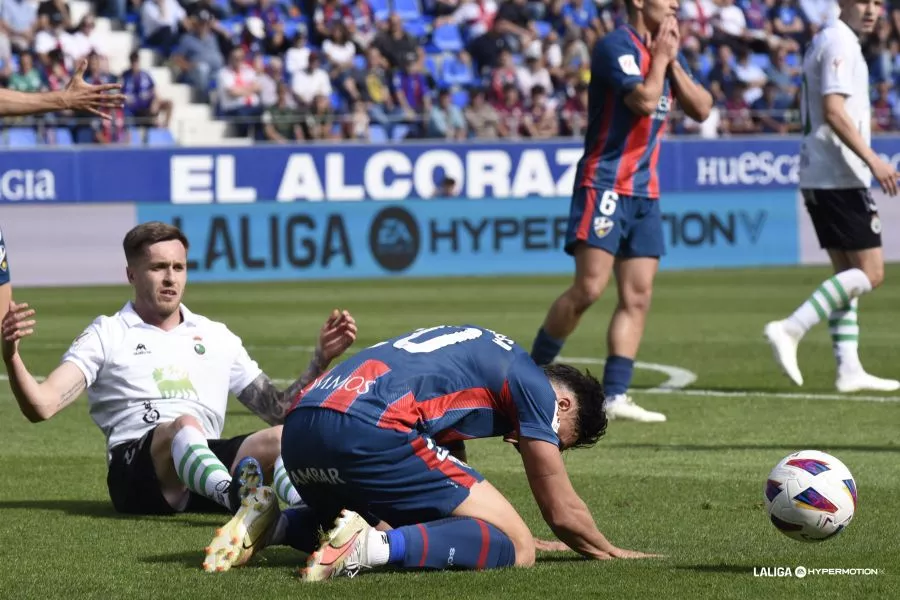 La asombrosa mutación del Huesca en El Alcoraz: ya es la peor temporada de su historia