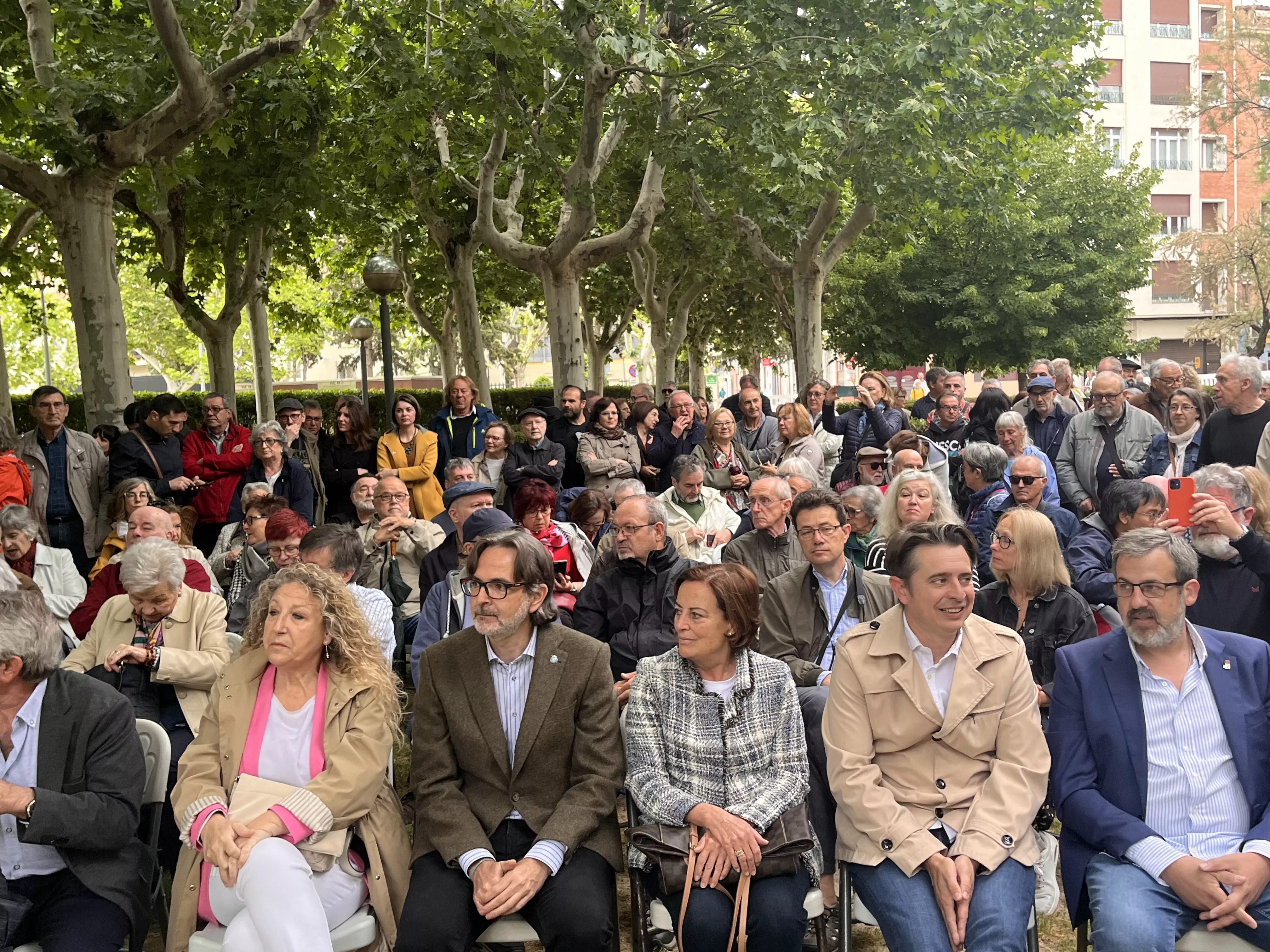 Inauguración de la escultura en homenaje a Orwell en el parque Miguel Servet de Huesca. Foto: Mercedes Manterola