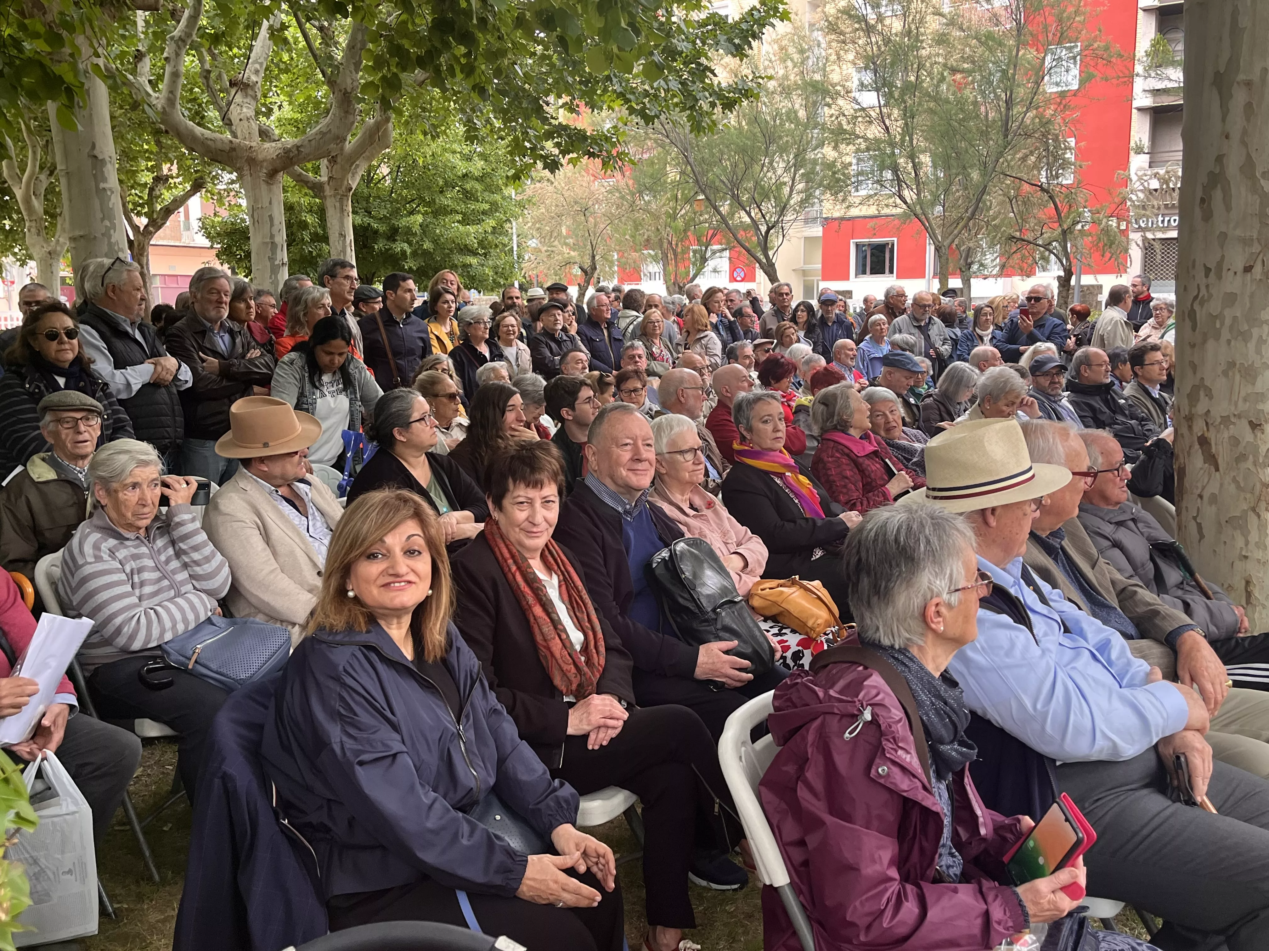 Inauguración de la escultura en homenaje a Orwell en el parque Miguel Servet de Huesca. Foto: Mercedes Manterola