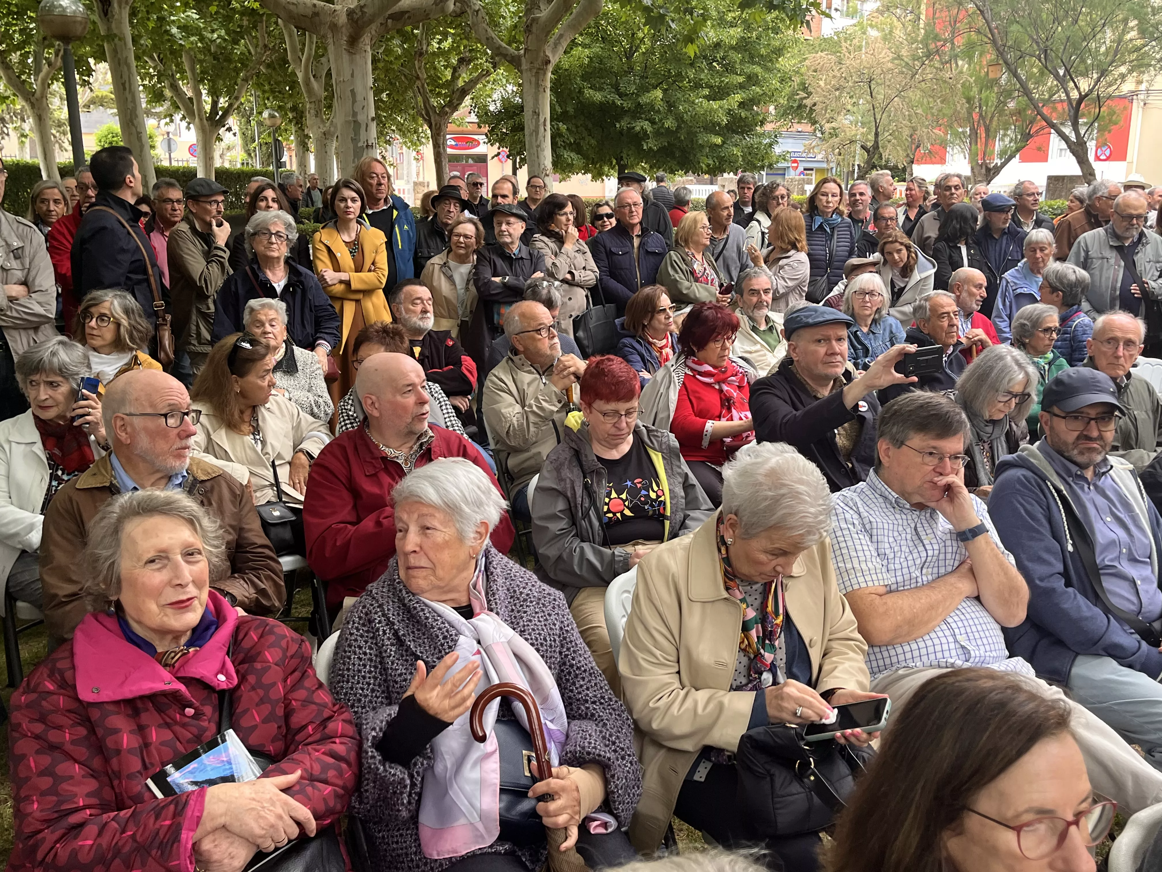 Inauguración de la escultura en homenaje a Orwell en el parque Miguel Servet de Huesca. Foto: Mercedes Manterola