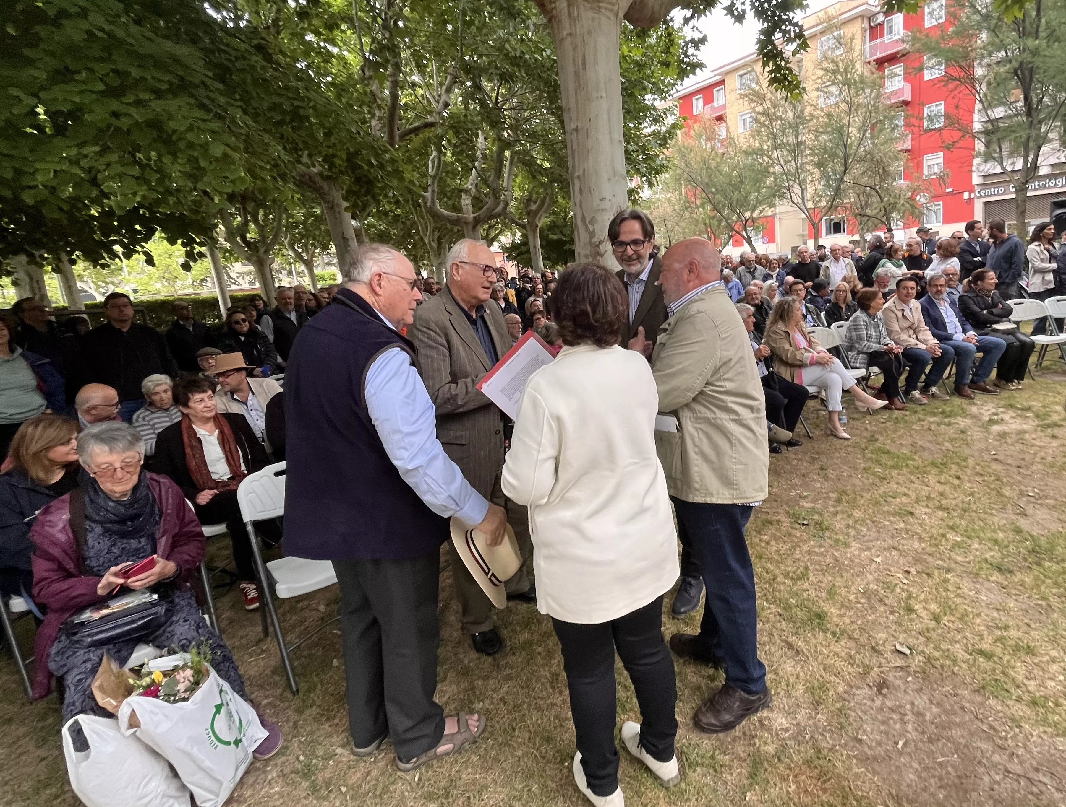 Inauguración de la escultura en homenaje a Orwell en el parque Miguel Servet de Huesca. Foto: Mercedes Manterola