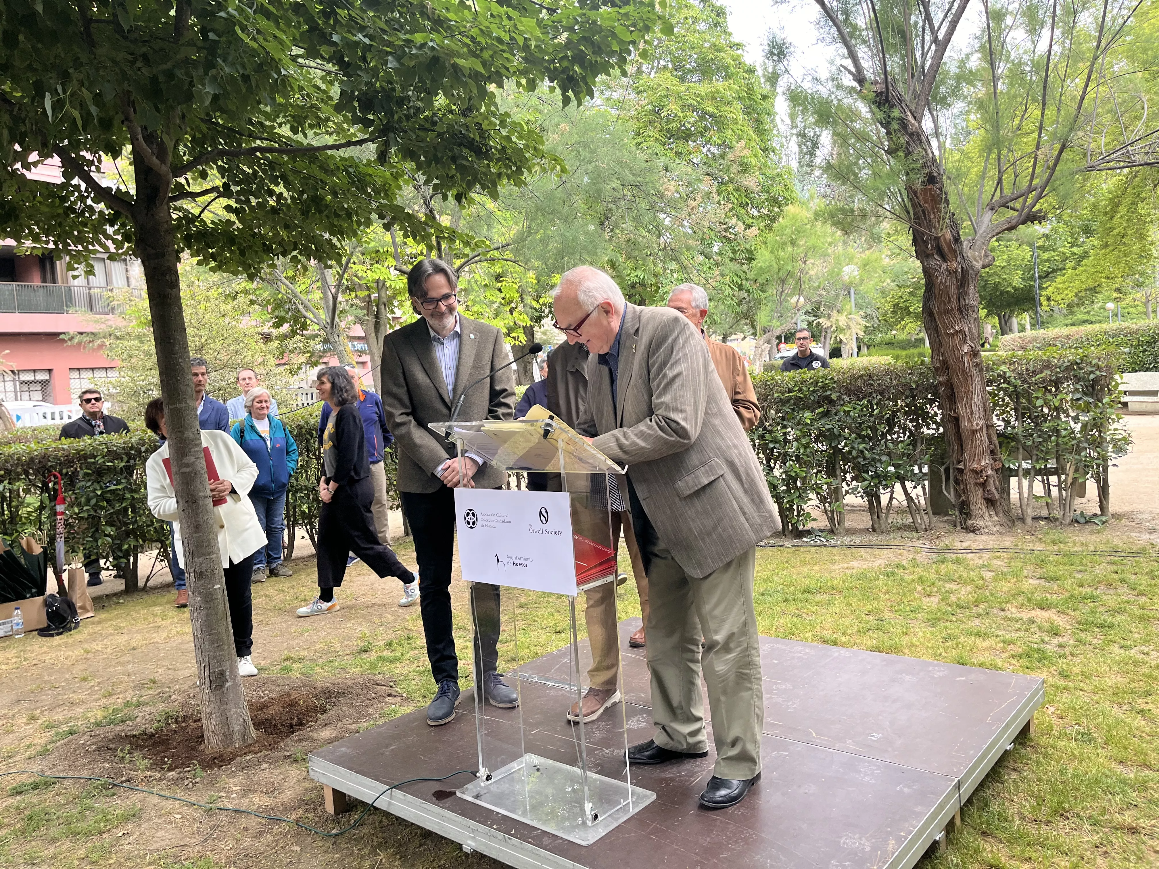 Inauguración de la escultura en homenaje a Orwell en el parque Miguel Servet de Huesca. Foto: Mercedes Manterola