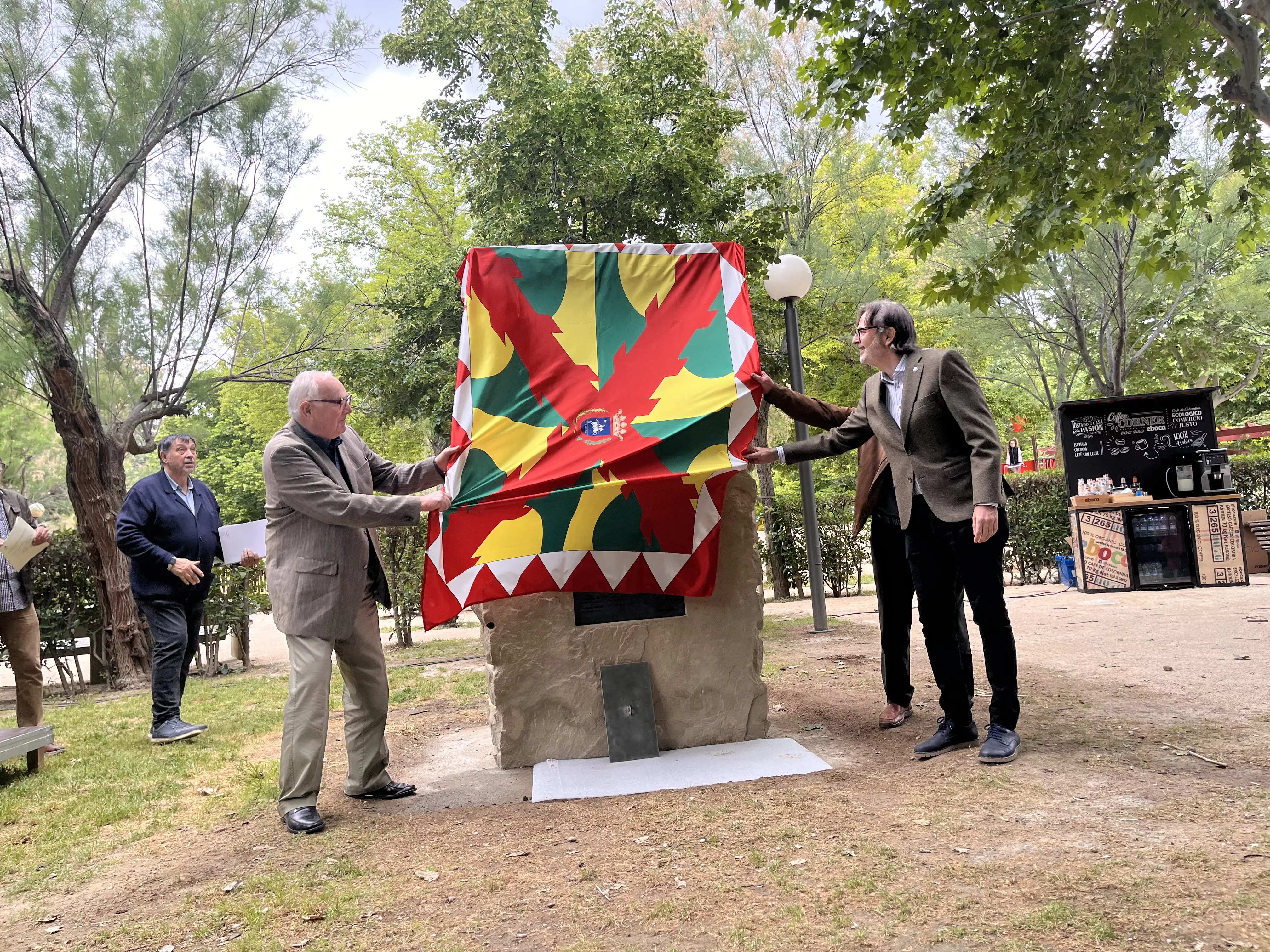 Inauguración de la escultura en homenaje a Orwell en el parque Miguel Servet de Huesca. Foto: Mercedes Manterola