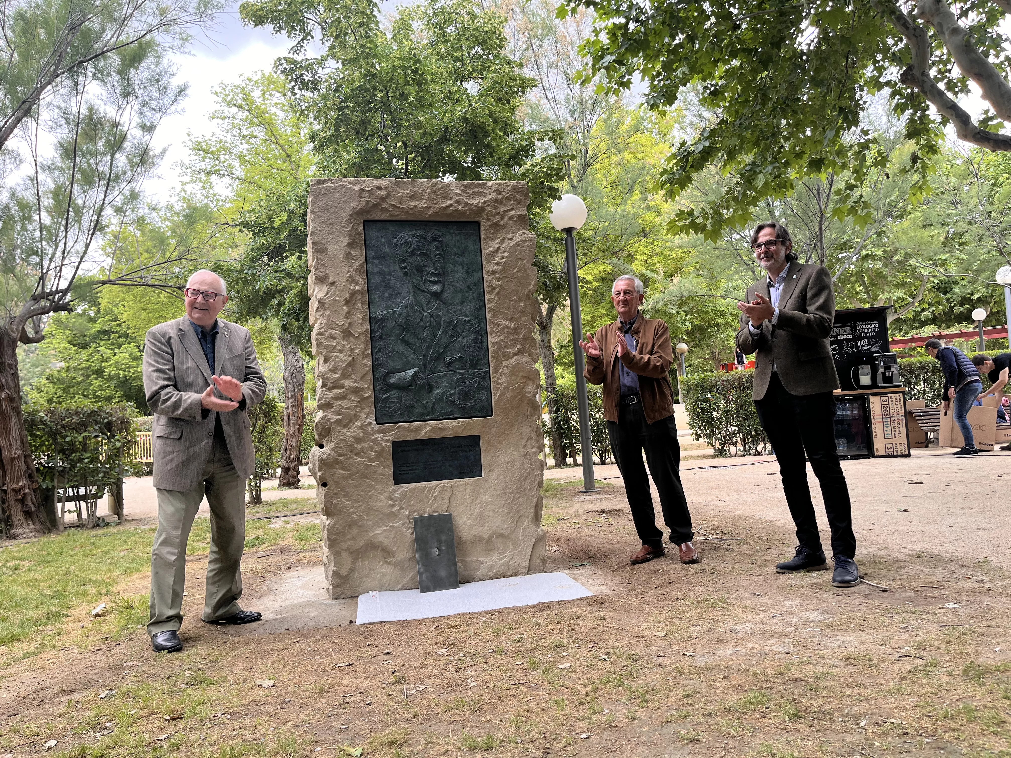 Inauguración de la escultura en homenaje a Orwell en el parque Miguel Servet de Huesca. Foto: Mercedes Manterola