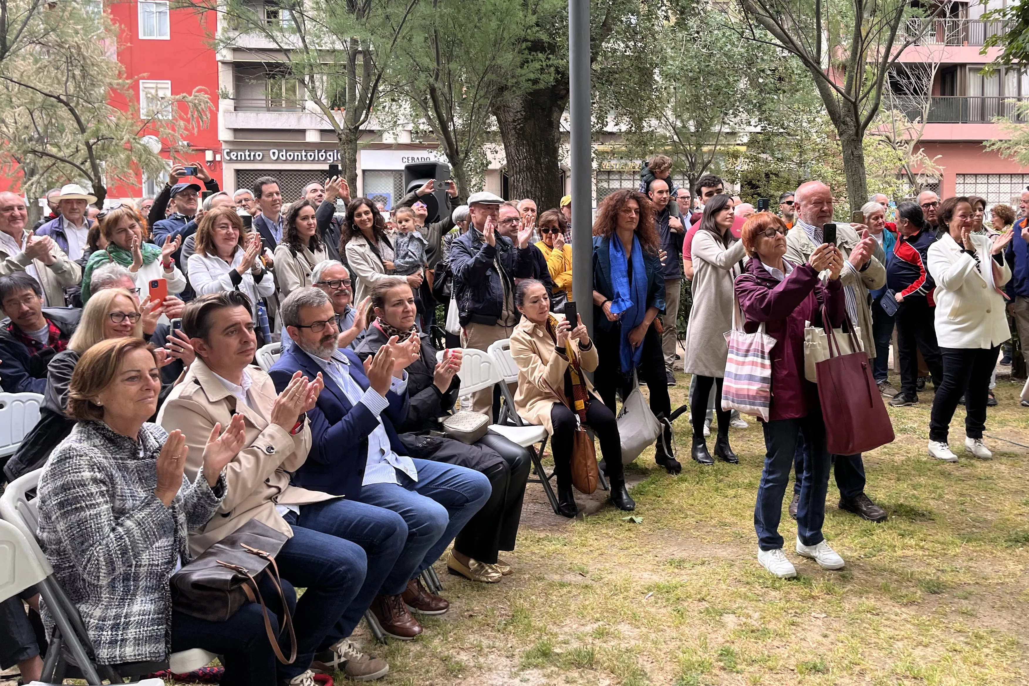 Inauguración de la escultura en homenaje a Orwell en el parque Miguel Servet de Huesca. Foto: Mercedes Manterola