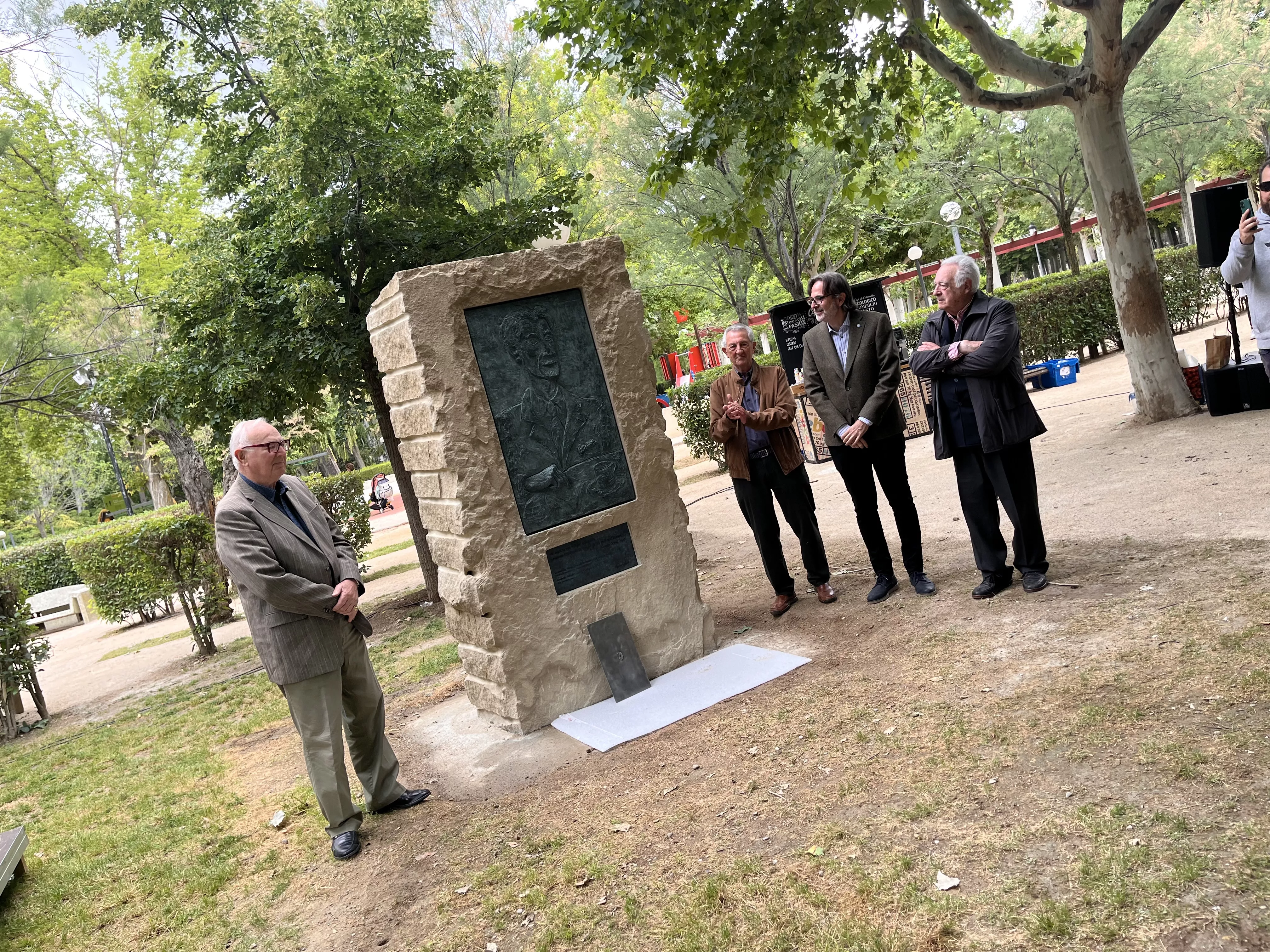 Inauguración de la escultura en homenaje a Orwell en el parque Miguel Servet de Huesca. Foto: Mercedes Manterola