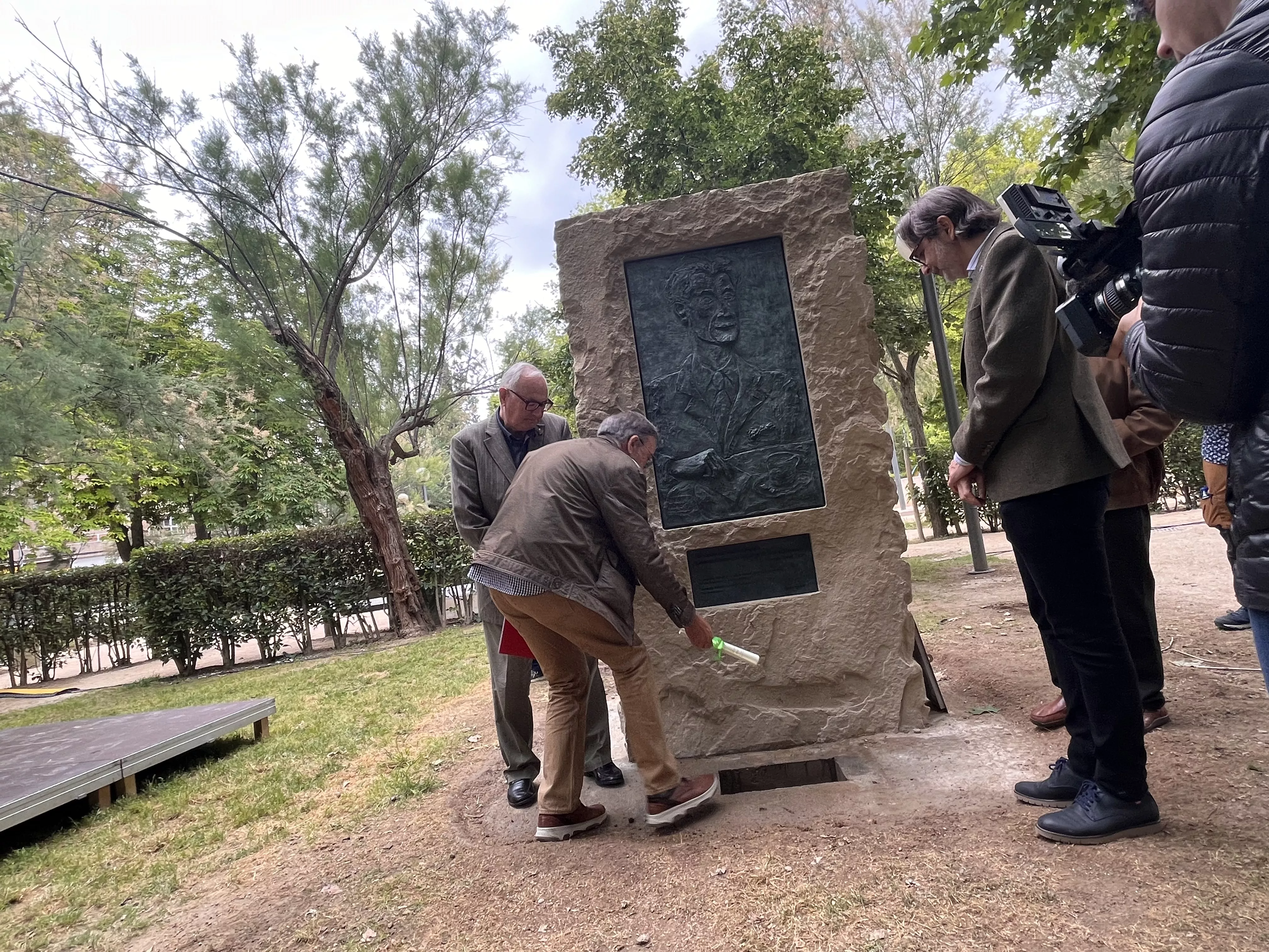 Inauguración de la escultura en homenaje a Orwell en el parque Miguel Servet de Huesca. Foto: Mercedes Manterola