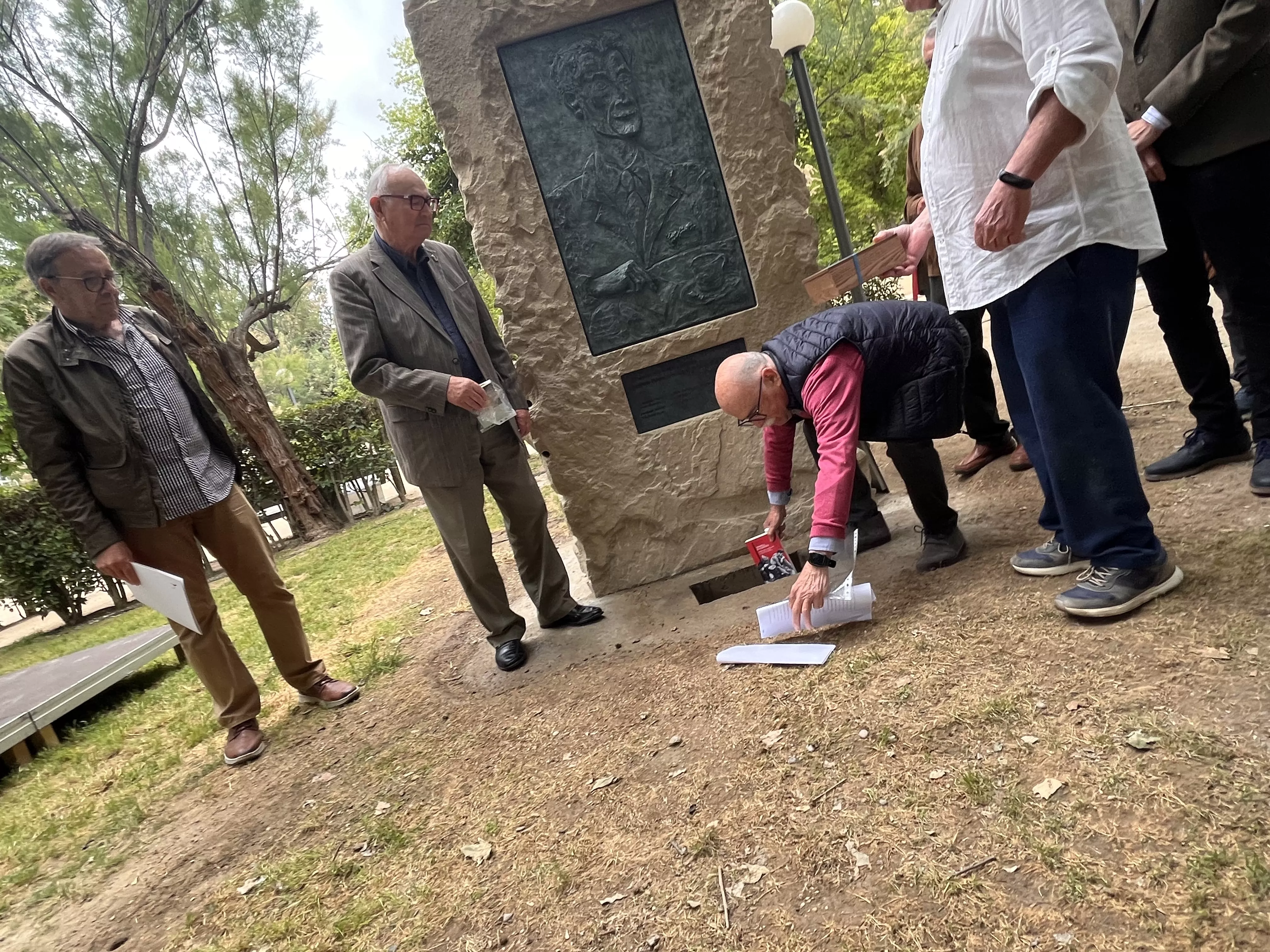 Inauguración de la escultura en homenaje a Orwell en el parque Miguel Servet de Huesca. Foto: Mercedes Manterola